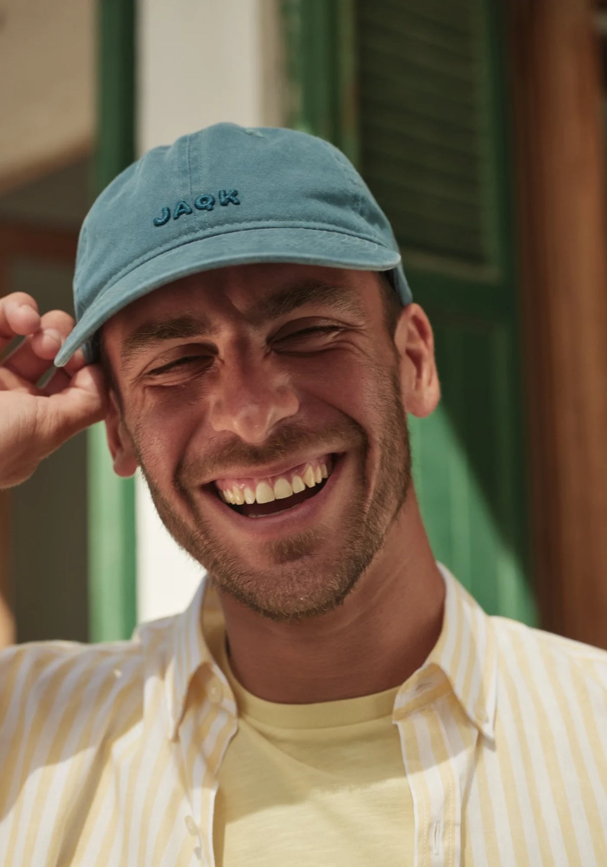 L'homme porte la casquette Vic agave de chez Jaqk