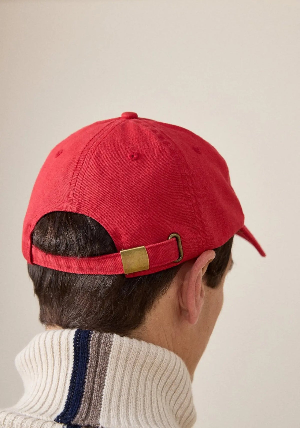 L'homme est de dos et porte la casquette vic framboise de chez Jaqk 