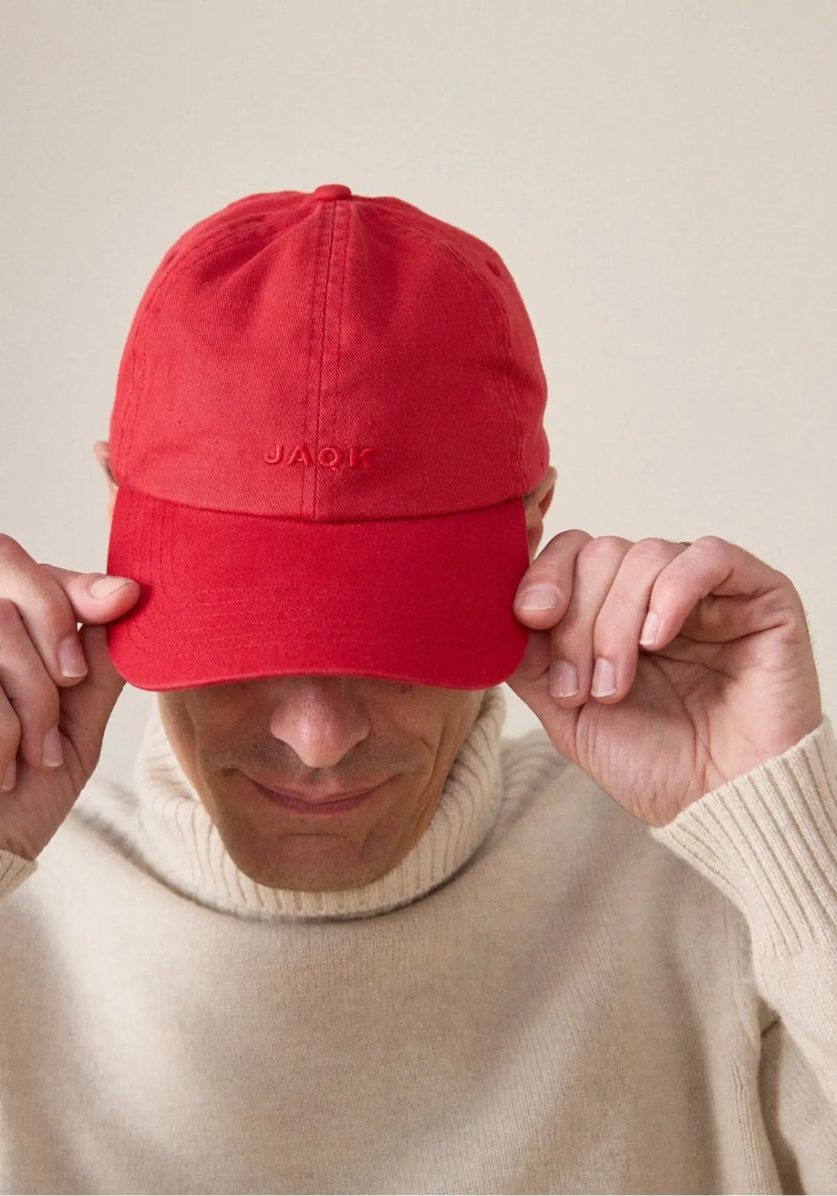 L'homme porte la casquette vic framboise Jaqk 