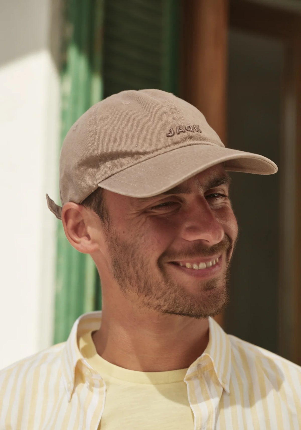 L'homme porte la casquette Vic noix de chez Jaqk