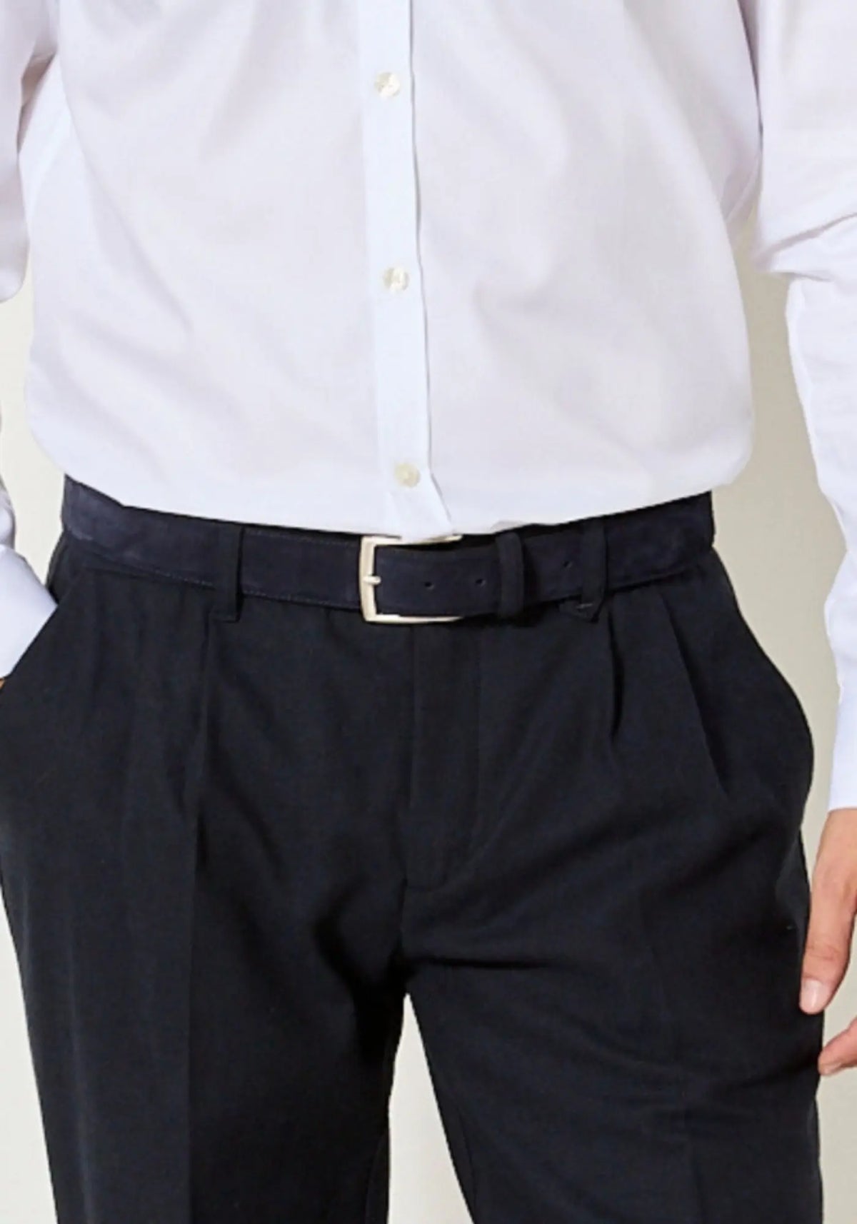 L'homme porte la ceinture kimi black de chez Jaqk 
