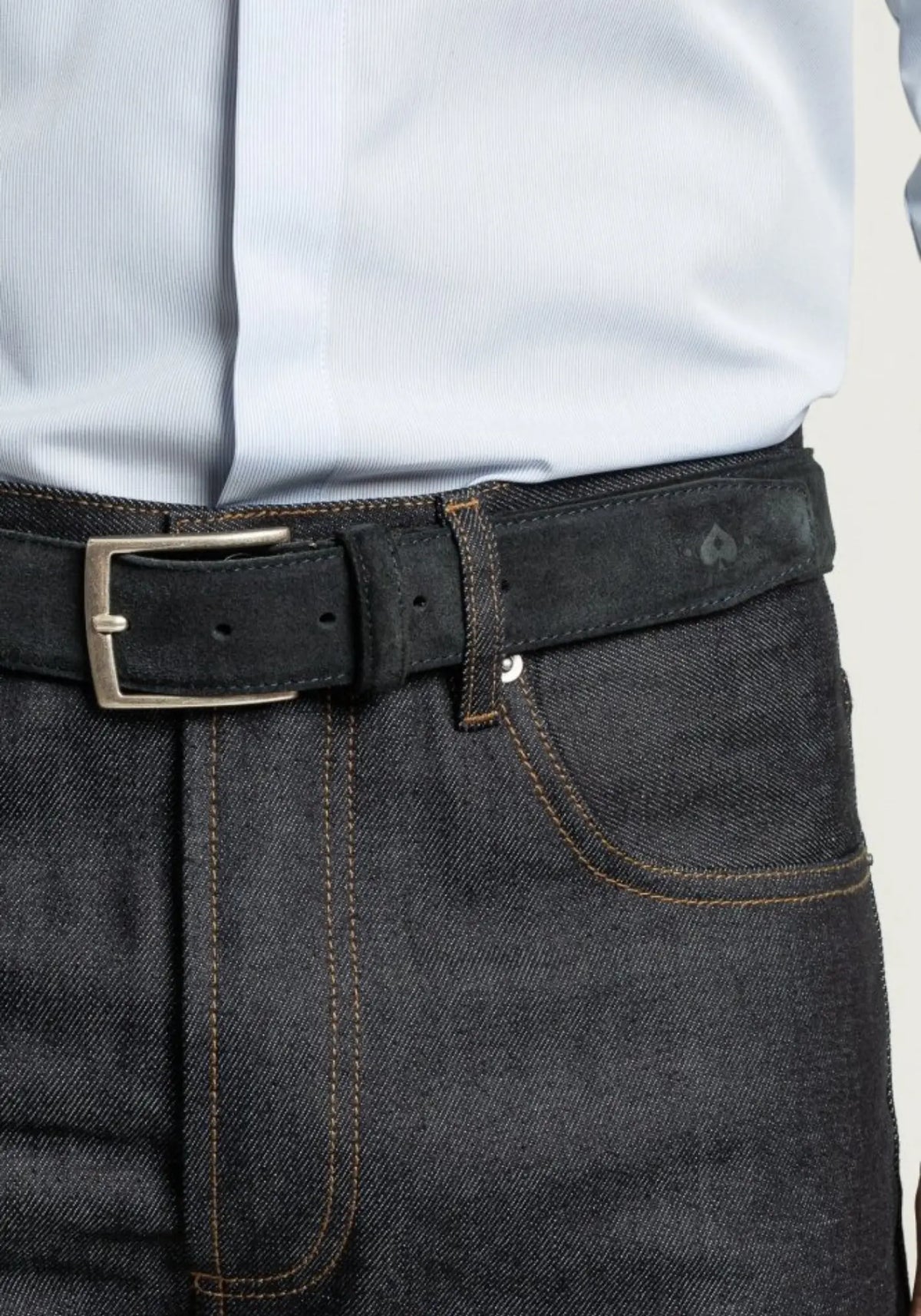 L'homme porte la ceinture kimi marine de chez Jaqk 