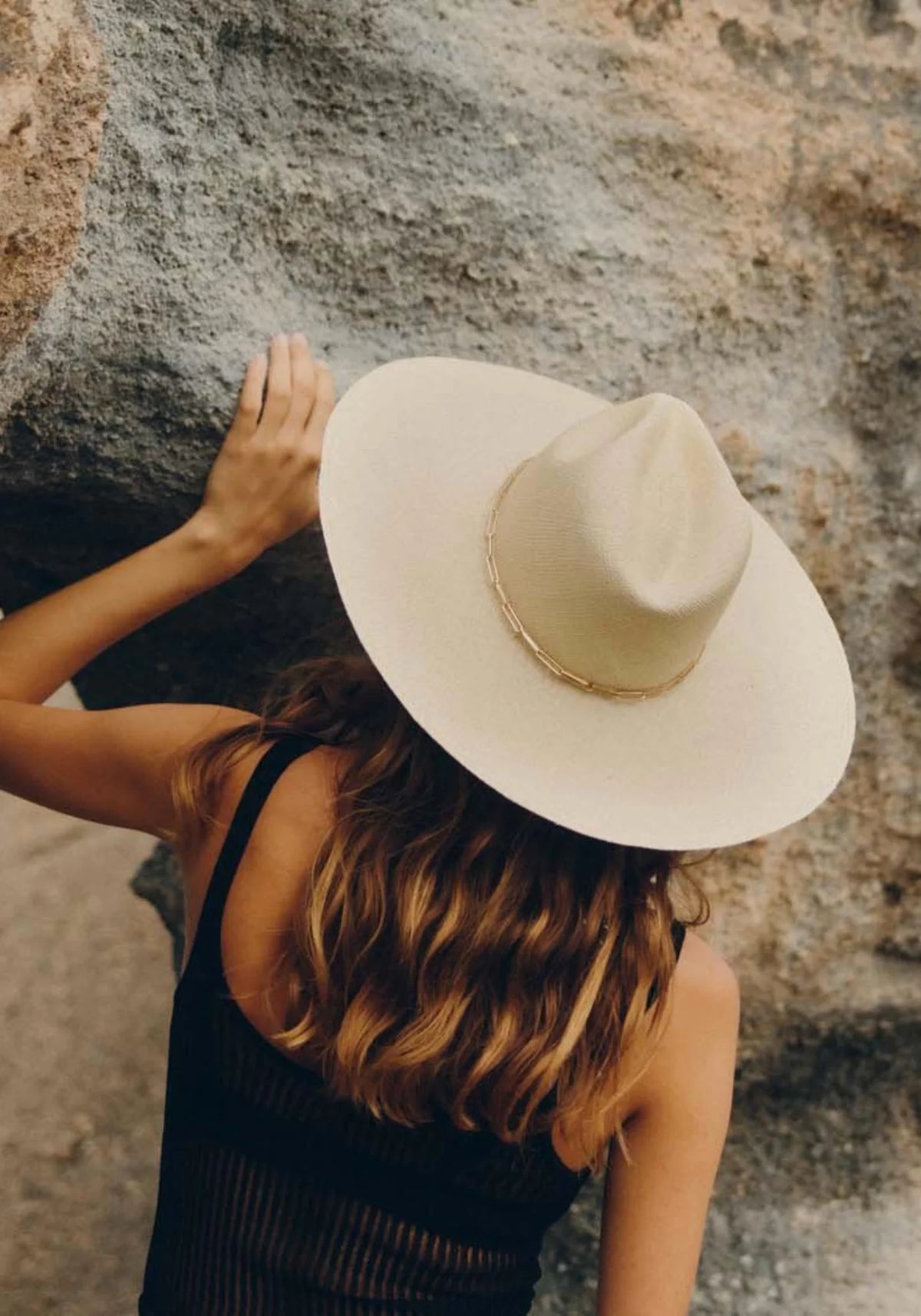 La femme de dos porte le chapeau de paille avec chaîne dorée Alma natural de chez Van Palma