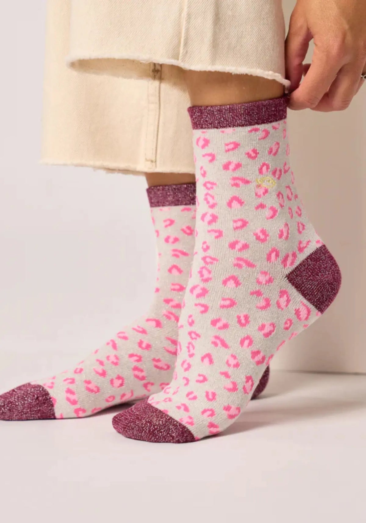 Les chaussettes à motif léopard blanc et lie de vin de chez Billybelt