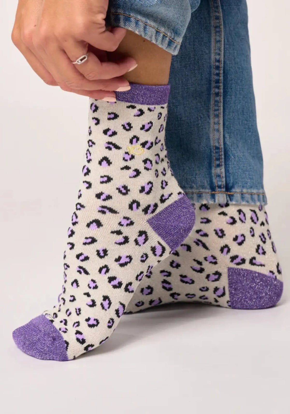 Les chaussettes à motif léopard écru et violet de chez Billybelt