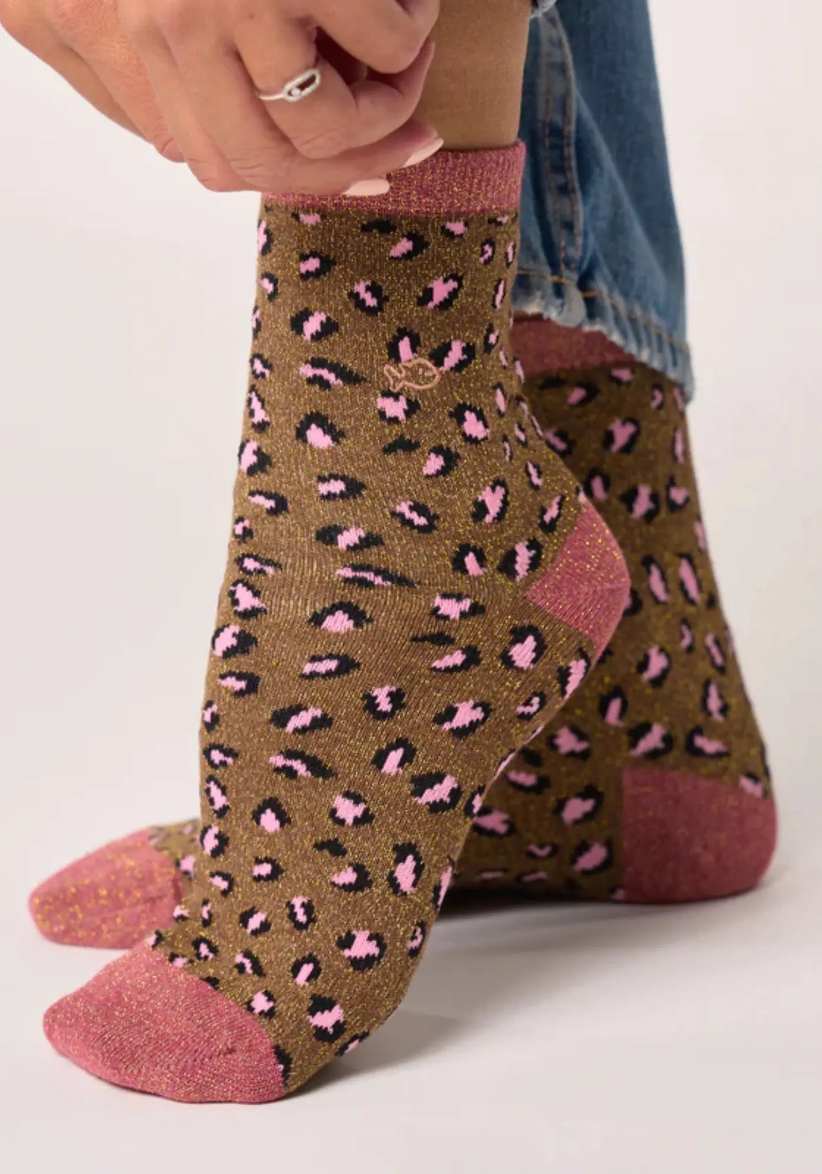 Les chaussettes à motif léopard marron et vieux rose de chez Billybelt