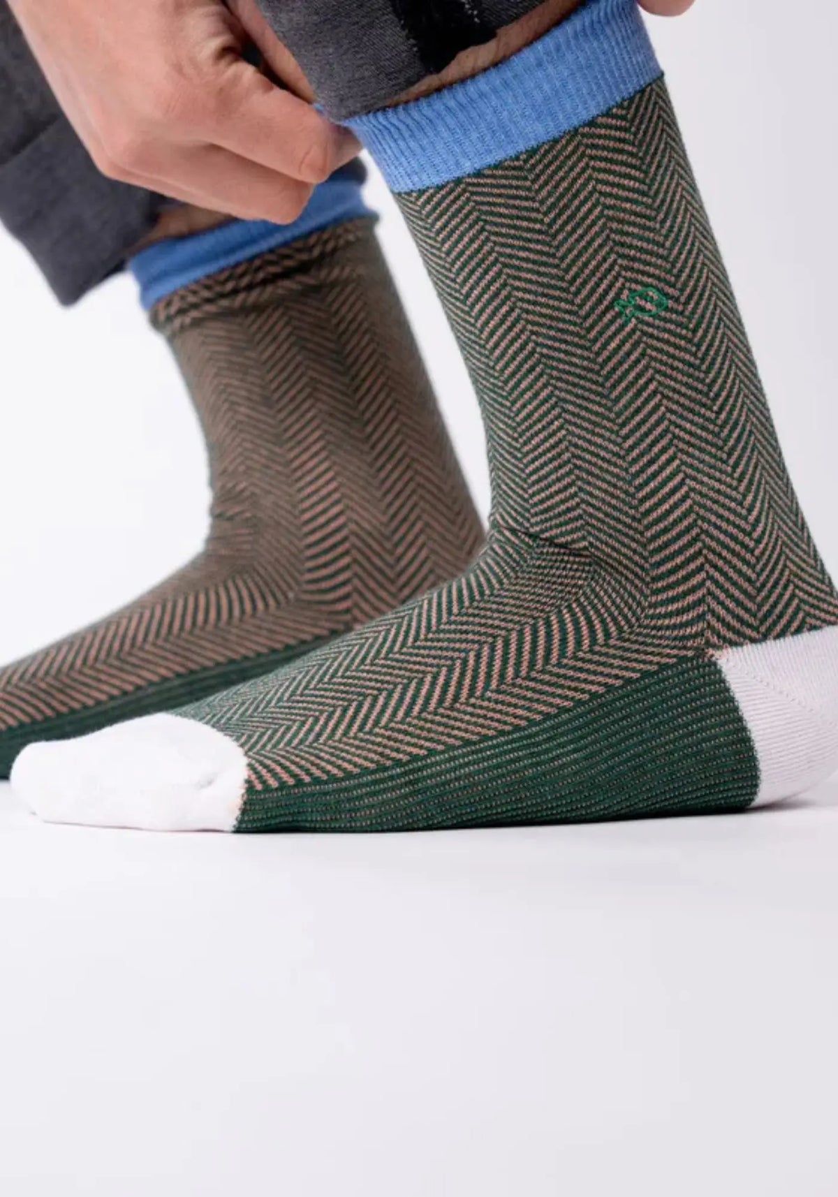 L'homme porte les chaussettes coton chevron broceliande de chez Billy Belt