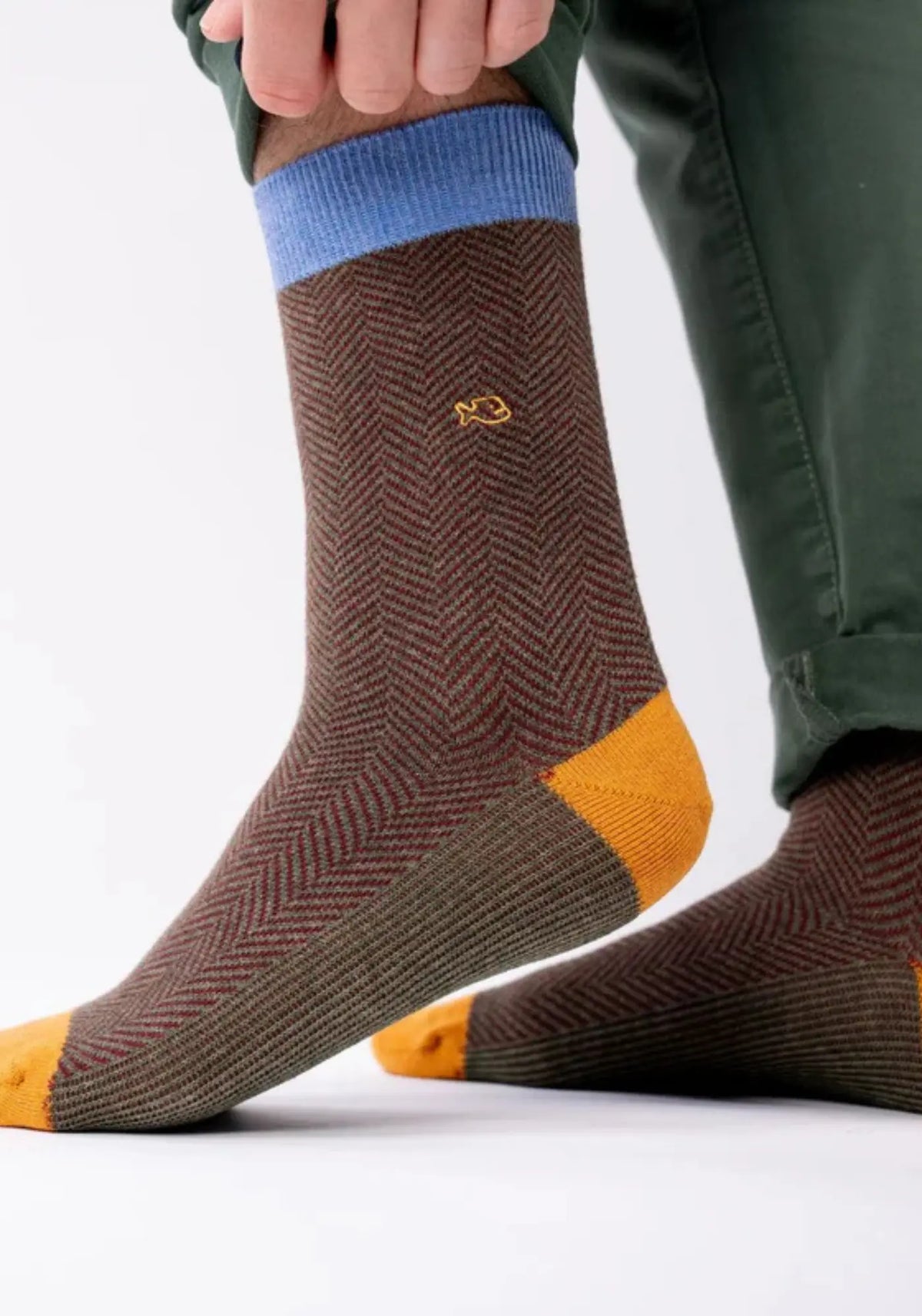 L'homme porte les chaussettes coton chevron campana de chez Billy Belt