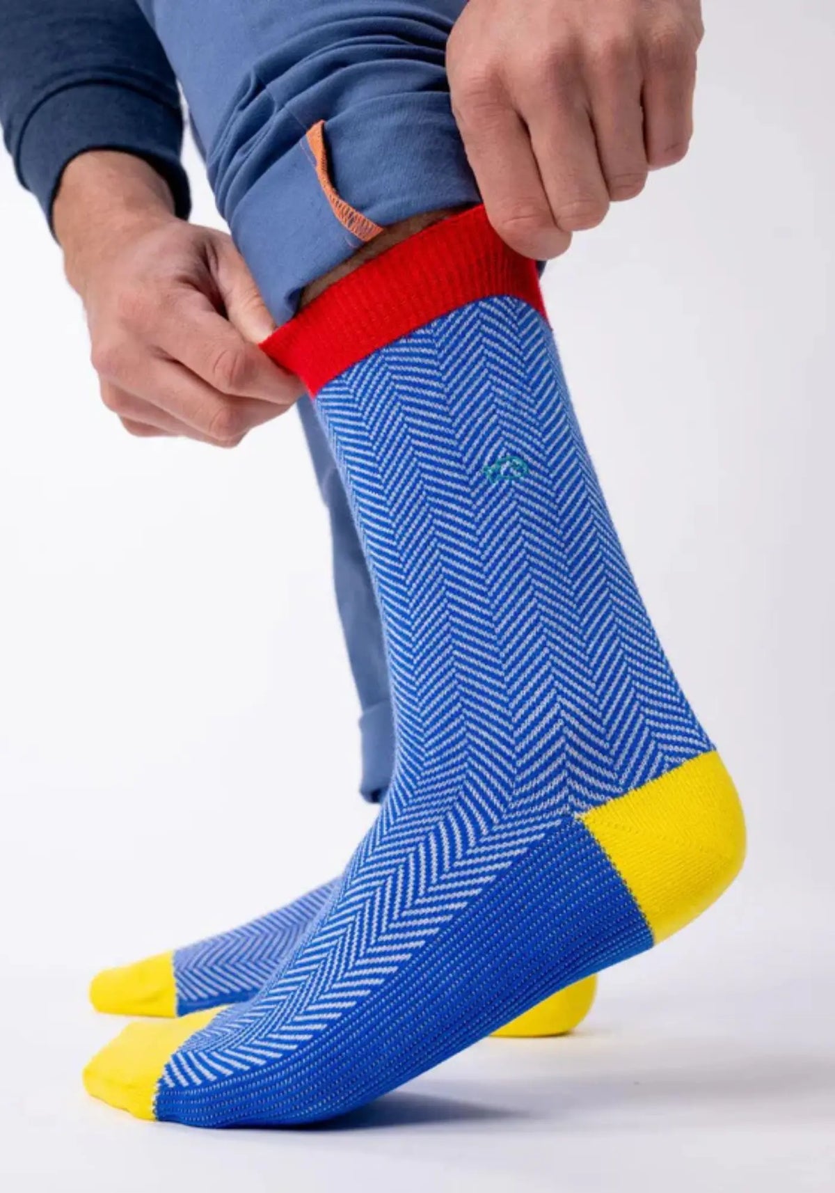 L'homme porte les chaussettes en coton chevron danoise de chez Billybelt