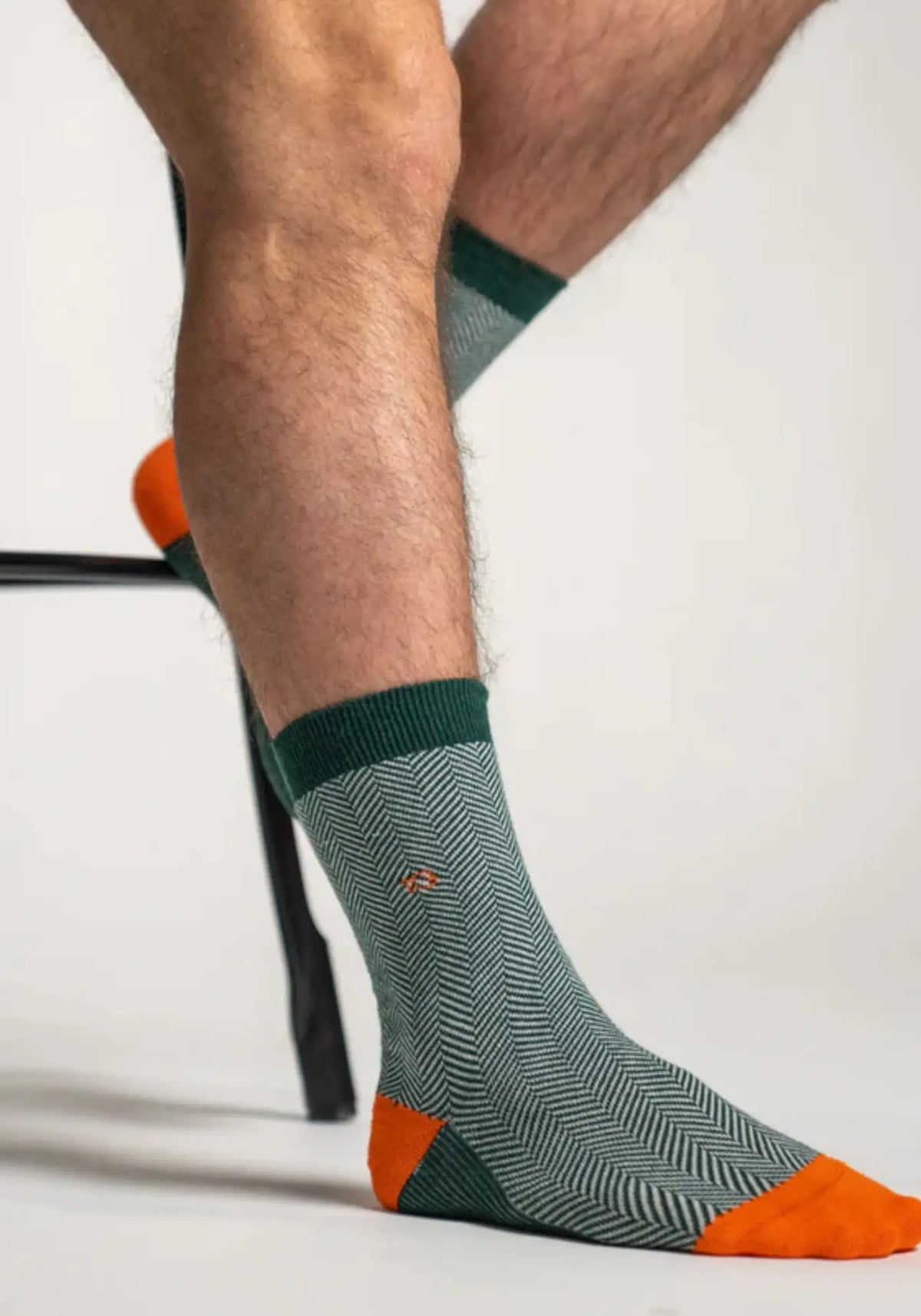 L'homme porte les chaussettes coton chevron La Galway de chez Billy Belt