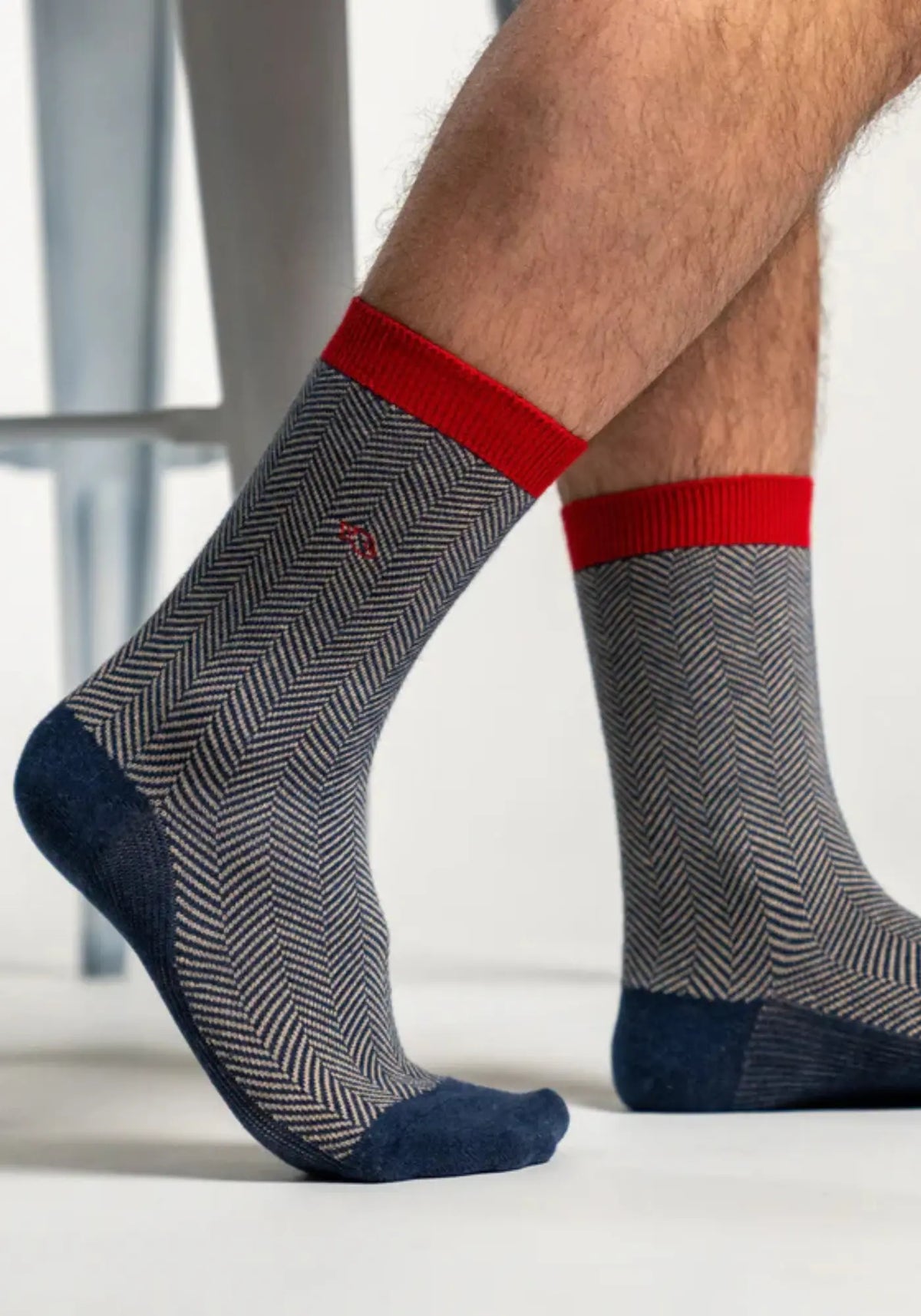 L'homme porte les chaussettes coton chevron La Hella de chez Billy Belt