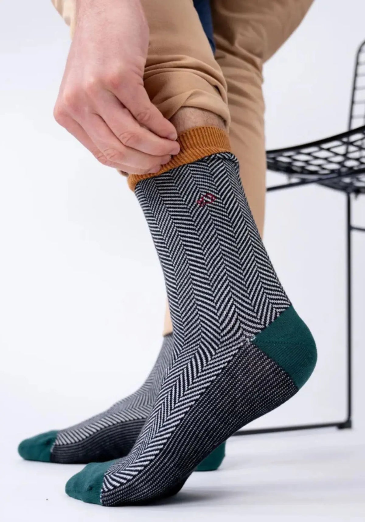 L'homme porte les chaussettes coton chevron Sherwood de chez Billy Belt