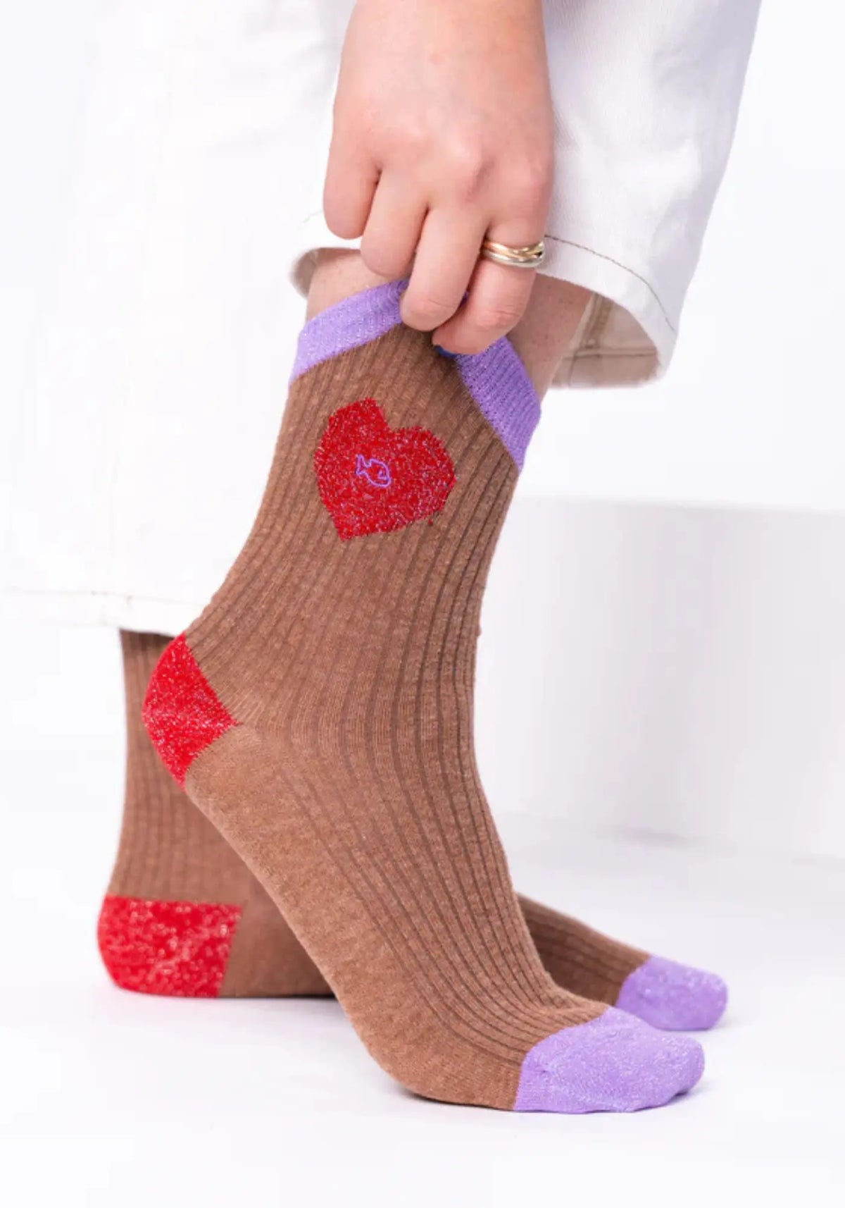 Les chaussettes en coton peigné coeur marron et rouge de chez Billybelt