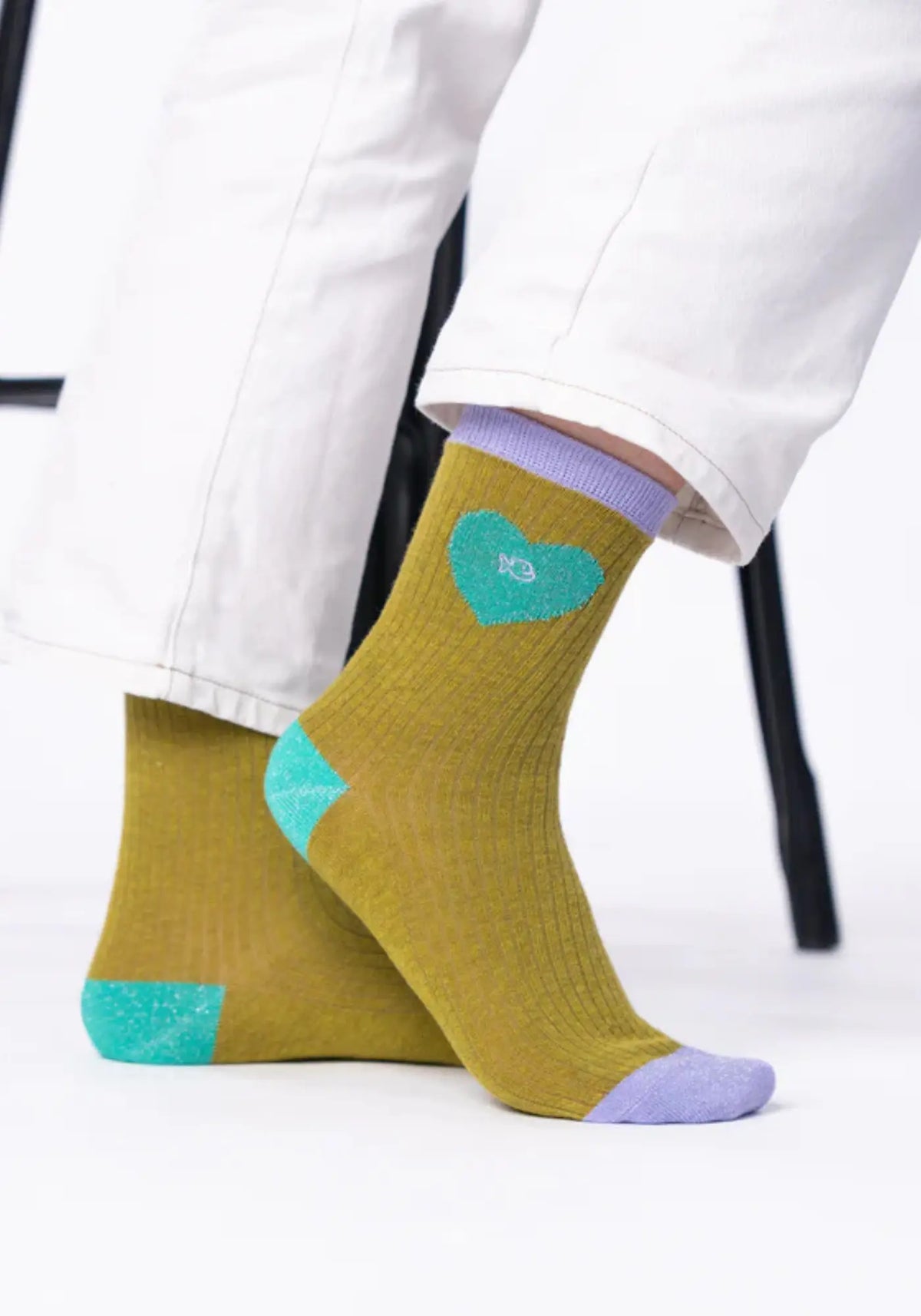 La femme porte les chaussettes en coton peigné coeur olive de chez Billybelt