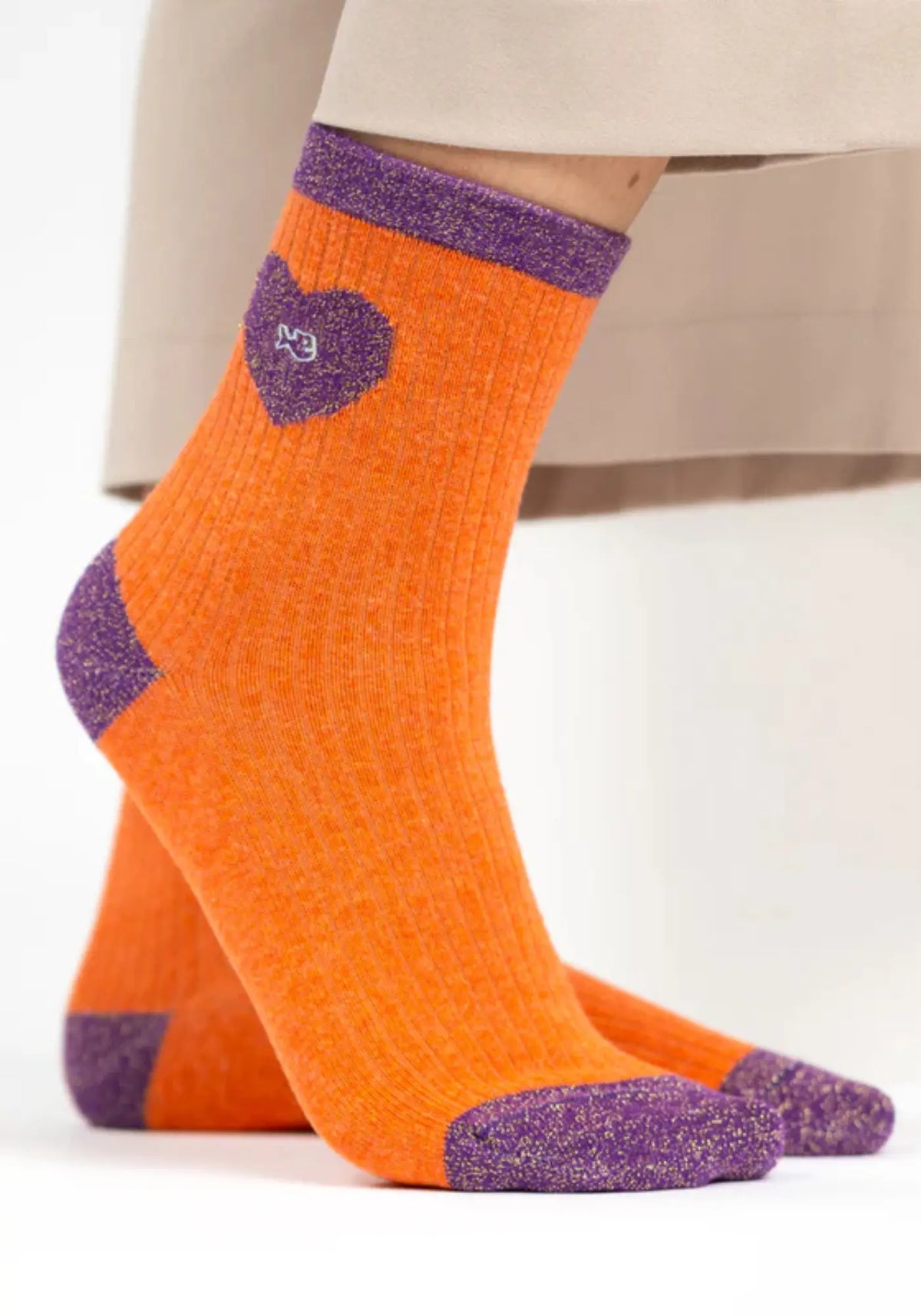 Les chaussettes en coton peigné coeur orange et violet de chez Billy Belt