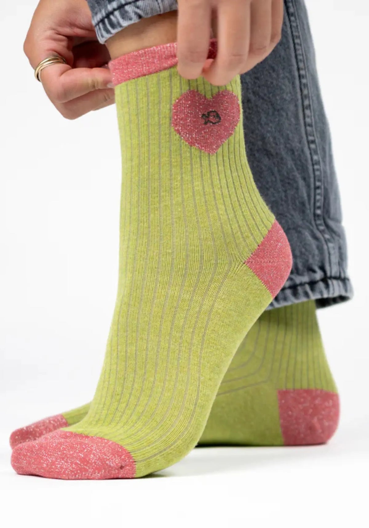 Les chaussettes en coton ppeigné coeur vert olive et rose de chez Billy Belt