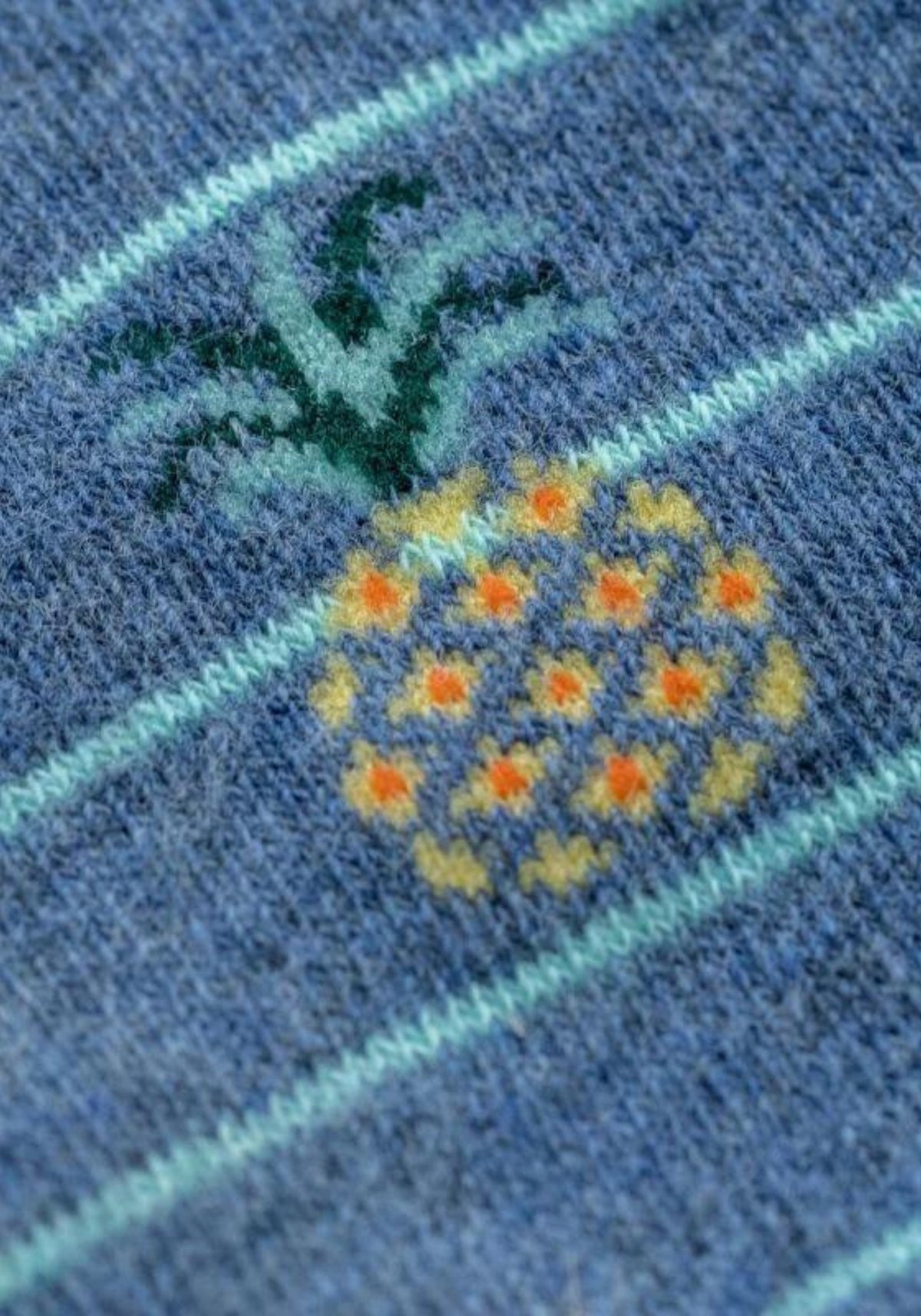 Zoom sur le motif ananas des chaussettes fantaisie pour homme de chez Billybelt
