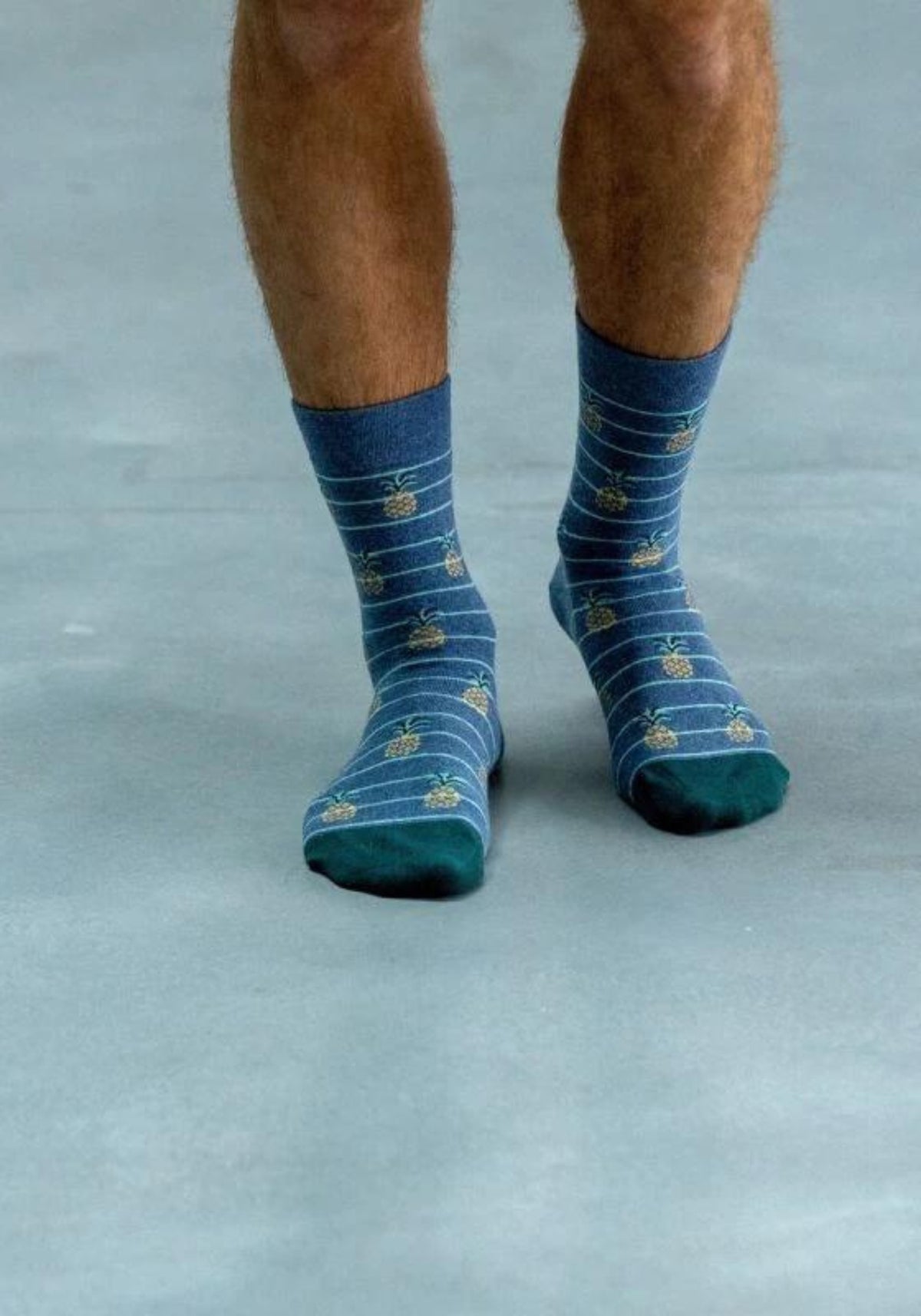 L'homme porte les chaussettes fantaisie ananas de chez Billybelt