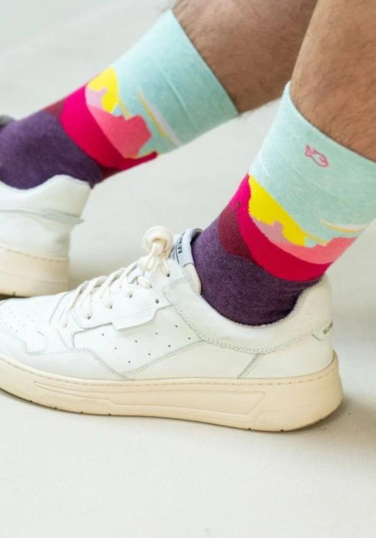 L'homme porte les chaussettes fantaisie Bryce Canyon de chez Billybelt
