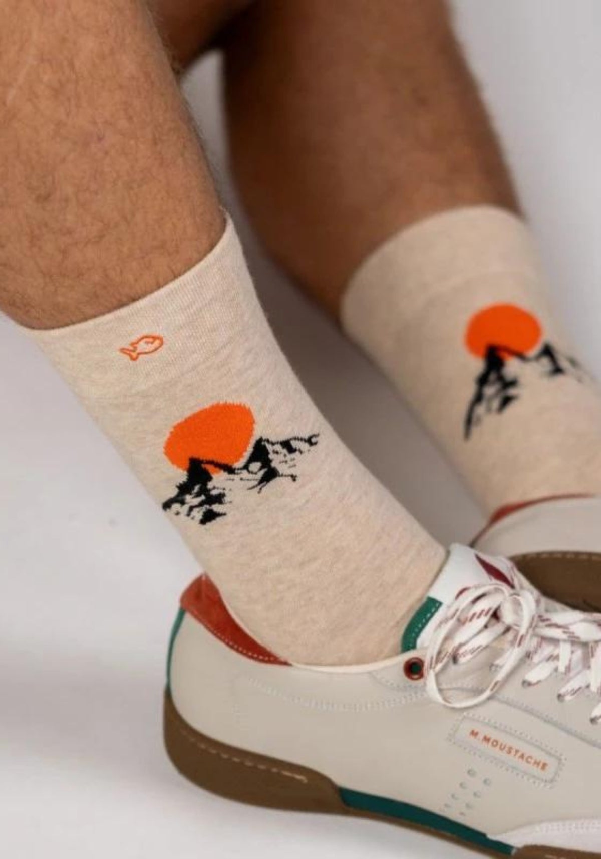 L'homme porte les chaussettes fantaisie Mont Blanc de chez Billybelt