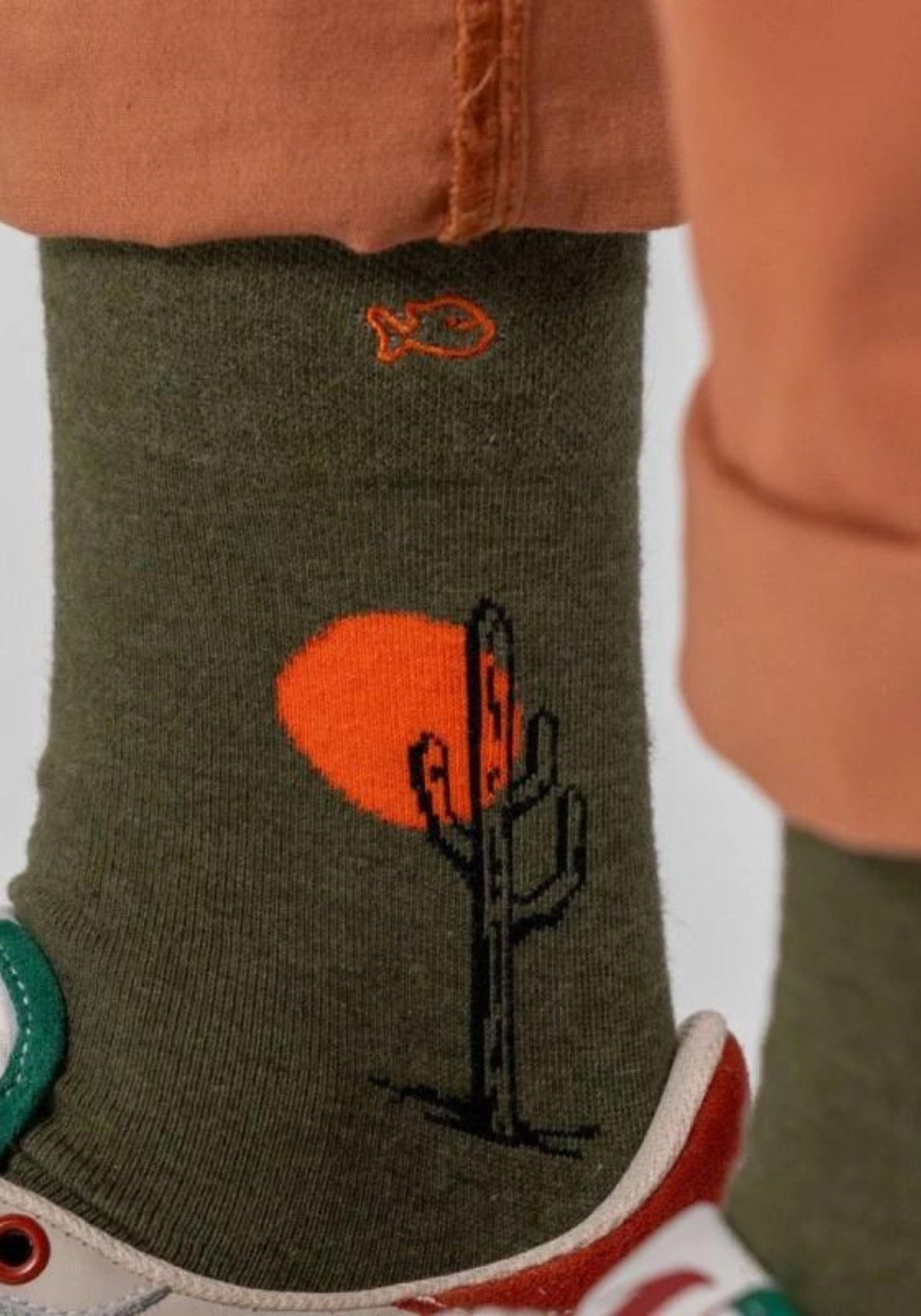L'homme porte les chaussettes fantaisie Saguaro de chez Billybelt