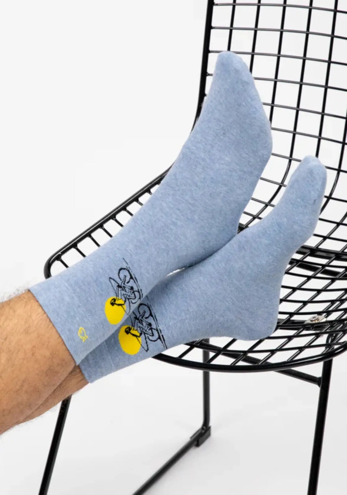 L'homme porte lles chaussetttes fantaisie surf de chez Billy Belt
