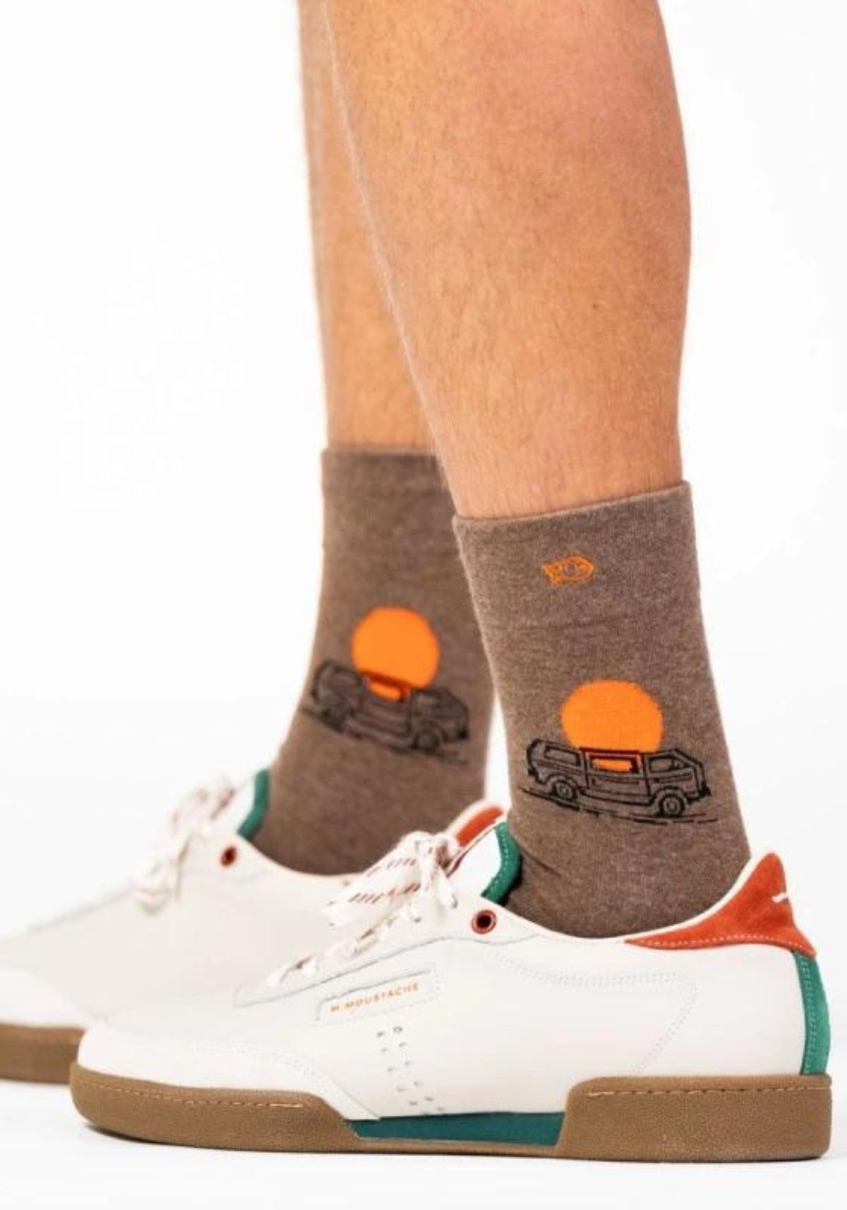 L'homme porte les chaussettes fantaisie Van Trip de chez Billybelt