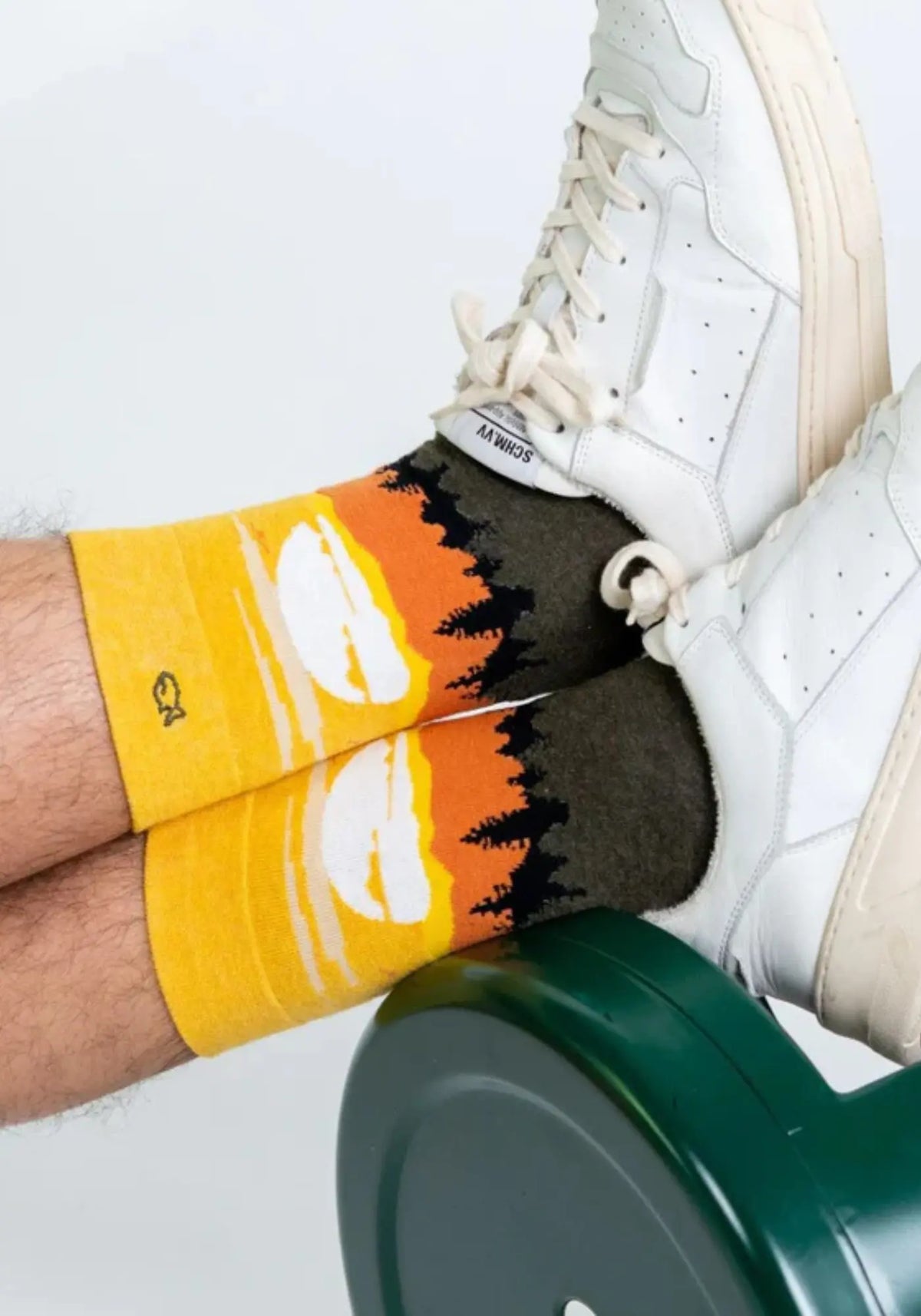 L'homme porte les chaussettes fantaisie Yosemite de chez Billy Belt