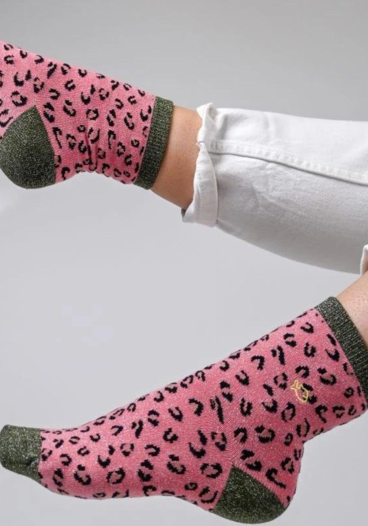 Chaussettes pour femme à motif léopard sur fond rose de chez Billybelt