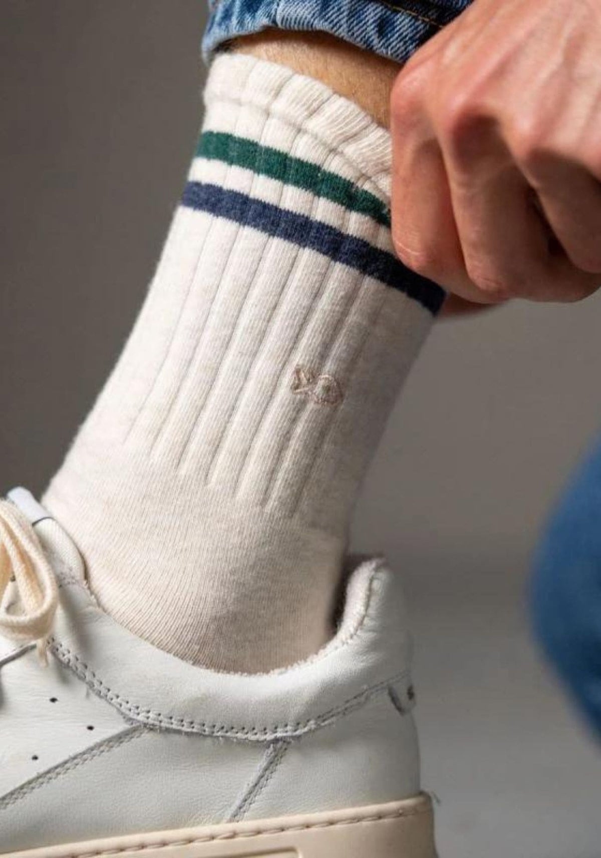 L'homme porte la chaussette La Rétro chinée de chez Billybelt