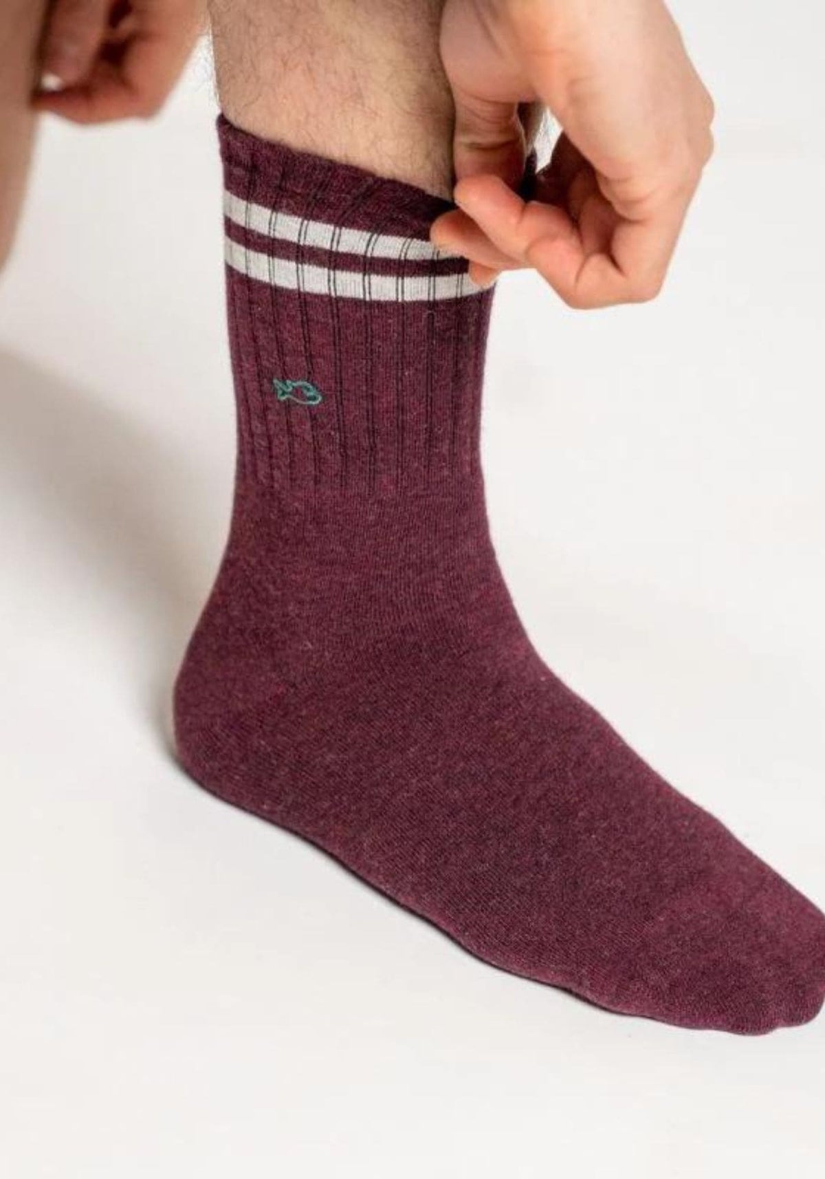 L'homme porte la chaussette La Rétro bordeaux de chez Billybelt