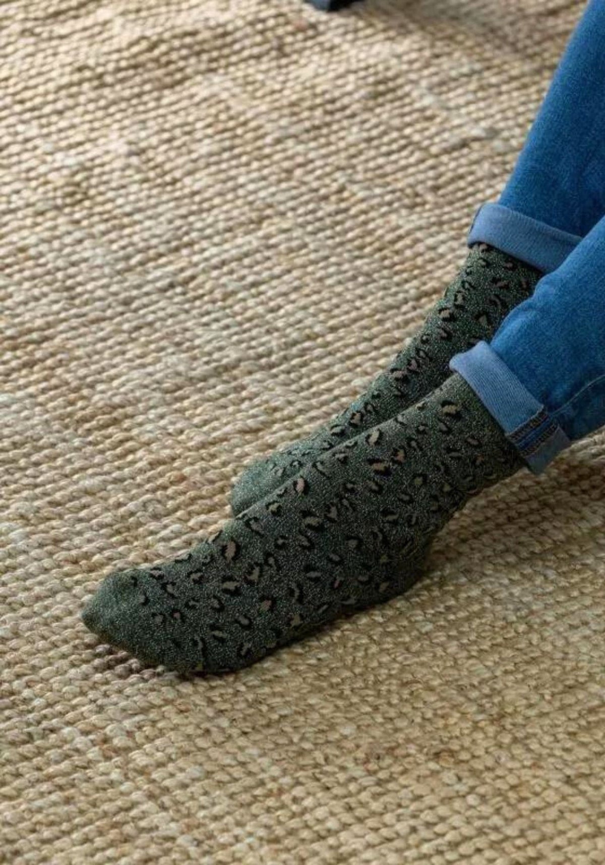 Chaussettes pour femme motif léopard kaki, vue du dessus, de chez Billybelt