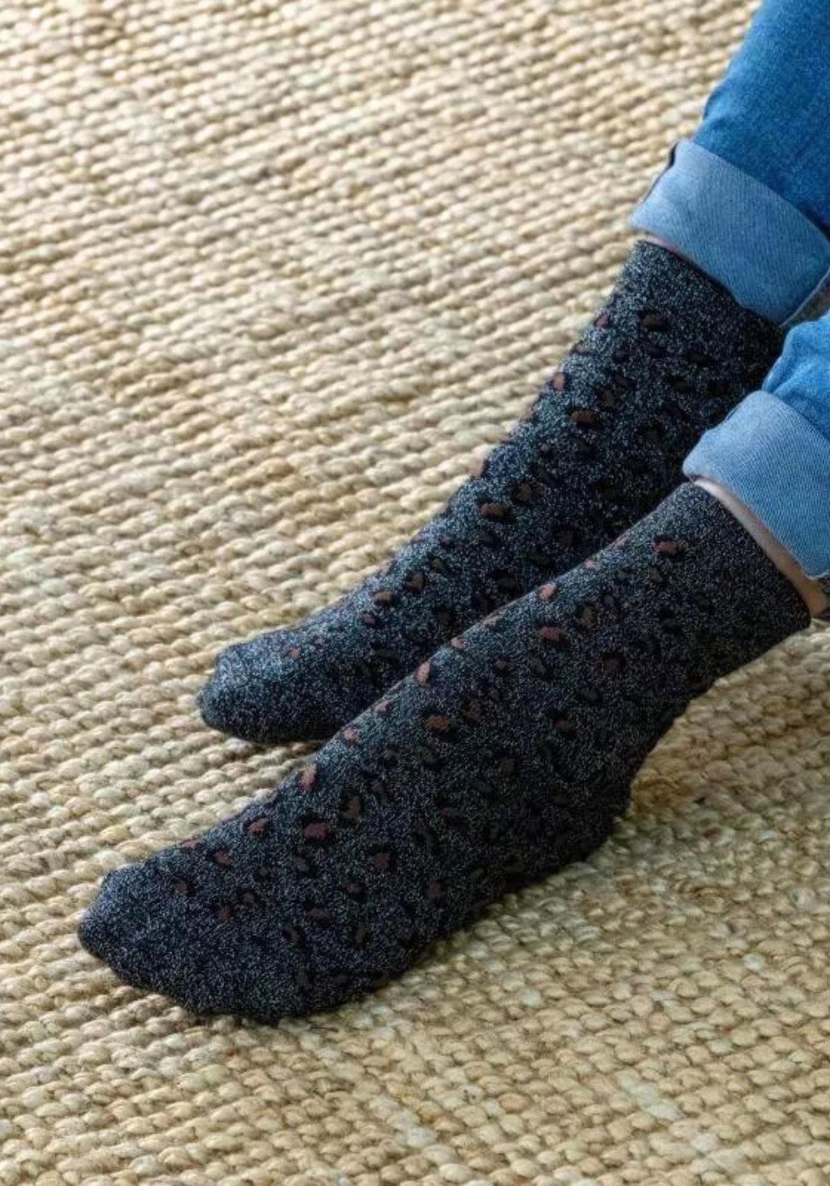 Chaussettes motif léopard noir de chez Billybelt vues du dessus