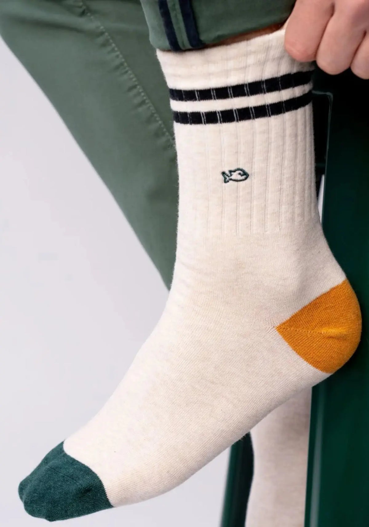 L'homme porte les chaussettes pour homme la rétro beige chiné et noir de chez Billy Belt