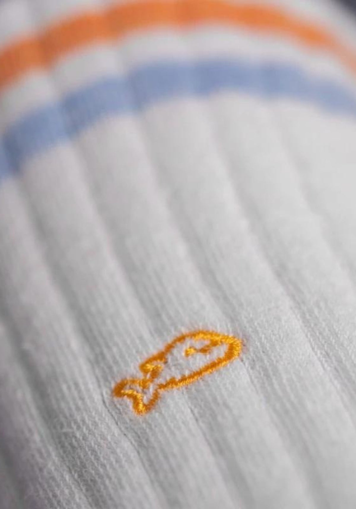 Zoom sur le logo Billybelt des chaussettes pour homme La Rétro blanc