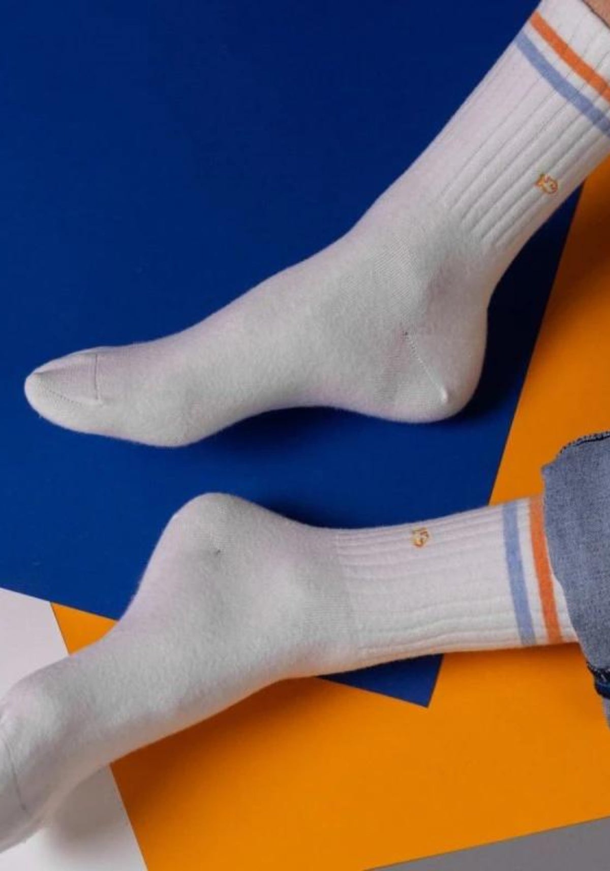 L'homme porte les chaussettes La Rétro blanc de chez Billybelt
