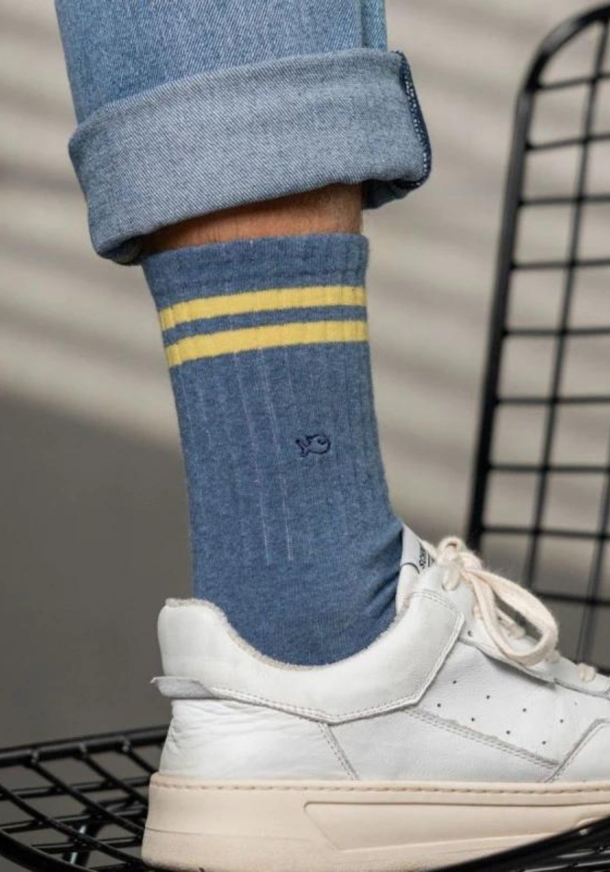 L'homme porte les chaussettes La Rétro bleu chiné de chez Billybelt
