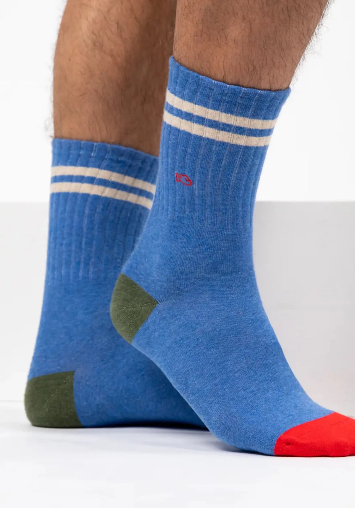 L'homme porte les chaussettes pour homme la rétro bleu clair et rayé beige de chez Billy Belt