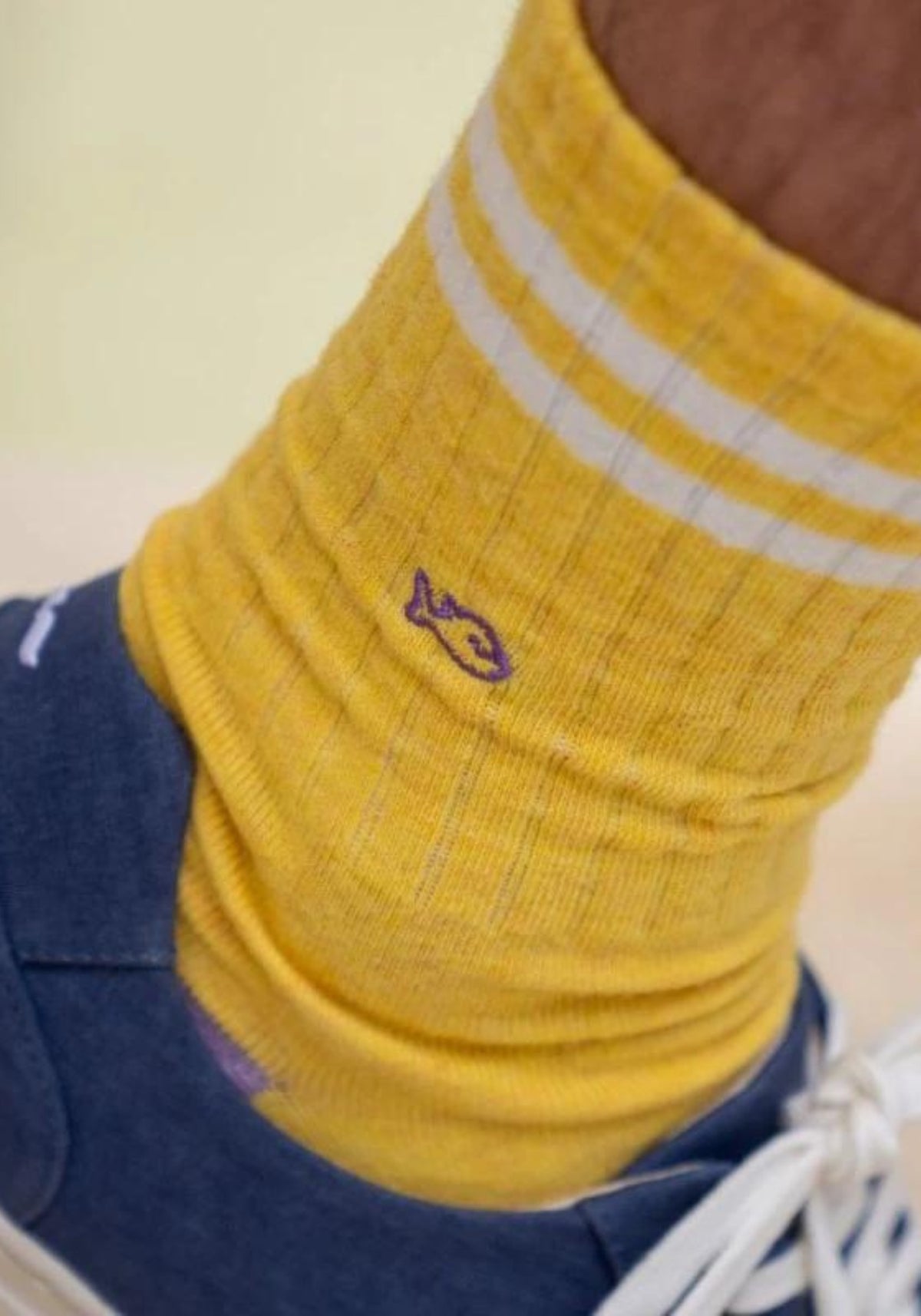 Zoom sur le logo Billybelt des chaussettes pour homme La Rétro jaune
