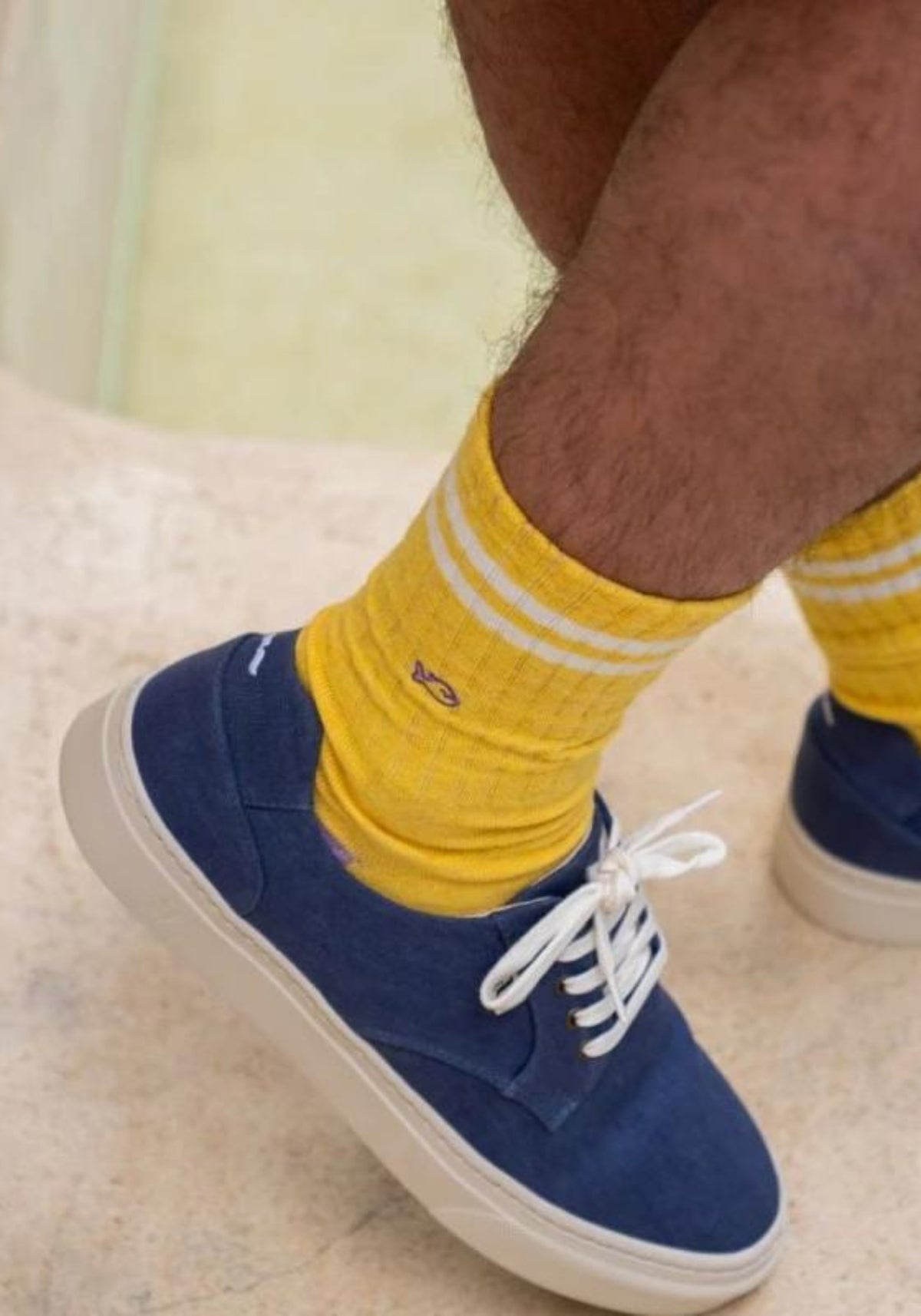 L'homme porte les chaussettes La Rétro jaune de chez Billybelt