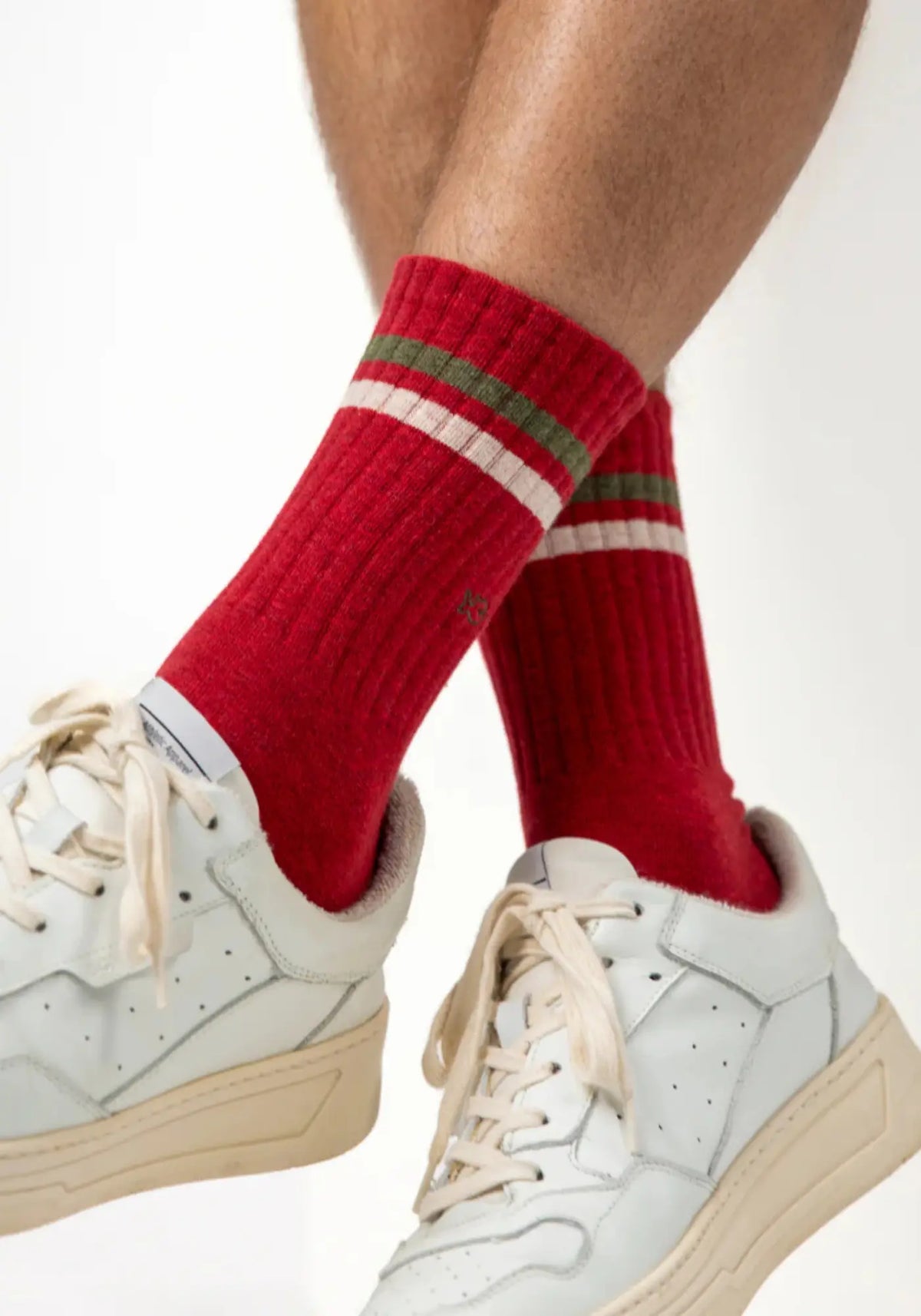 L'homme porte les chaussettes pour homme la rétro rouge rayé vert et beige de chez Billy Belt