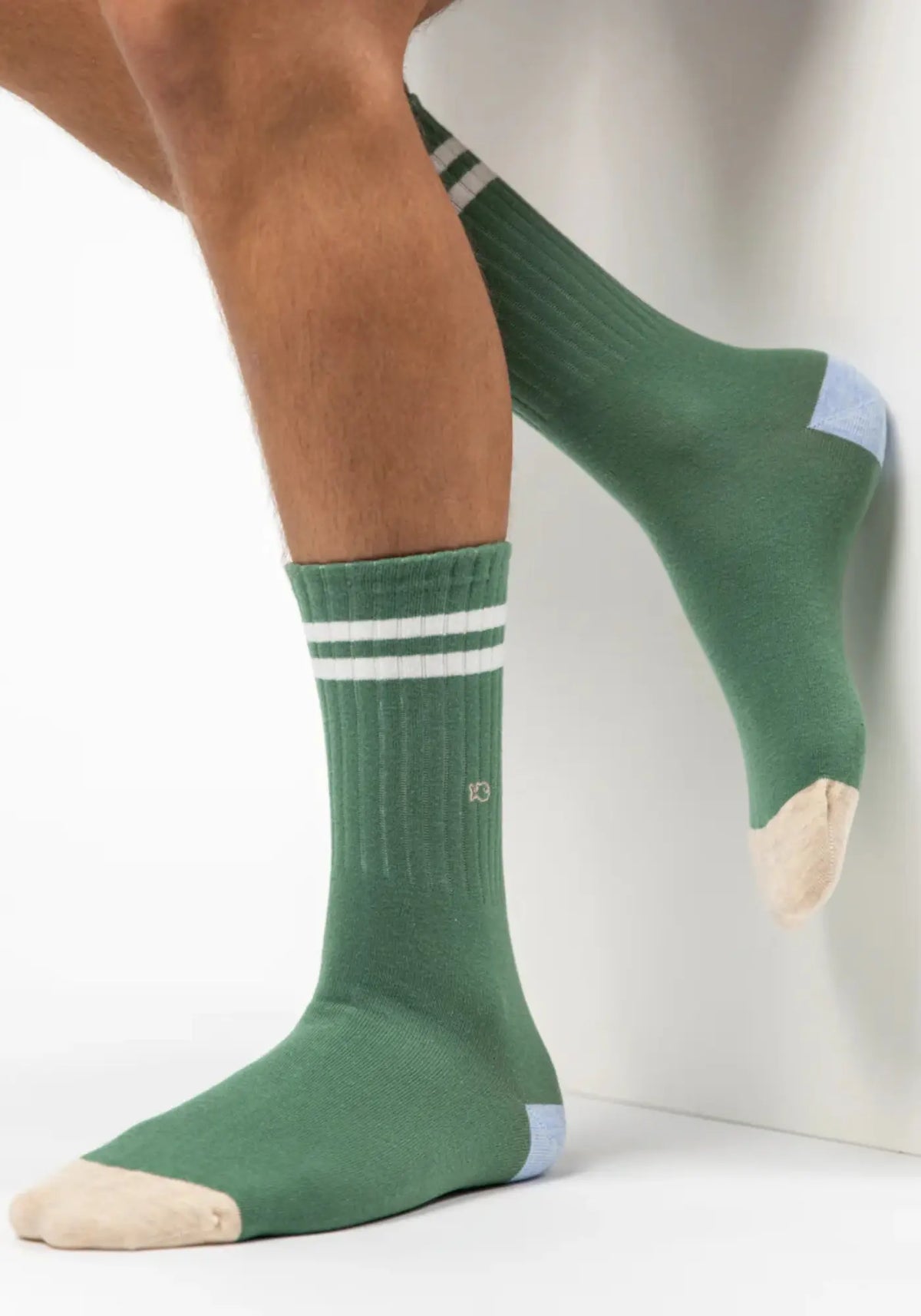 L'homme porte les chaussettes pour homme la rétro vert rayé blanc de chez Billy Belt