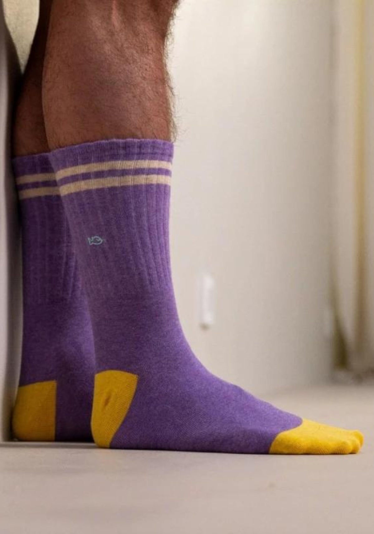L'homme porte les chaussettes La Rétro violet chiné de chez Billybelt