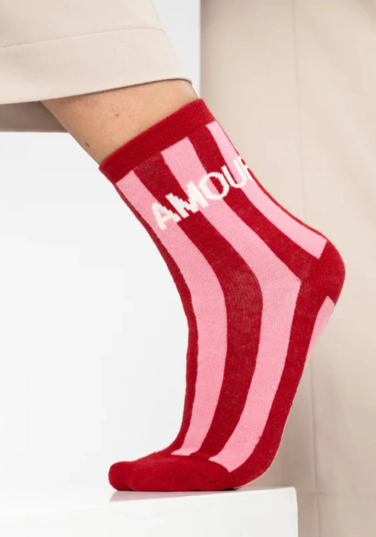La femme porte les chaussettes rayées Amour de chez Billy Belt