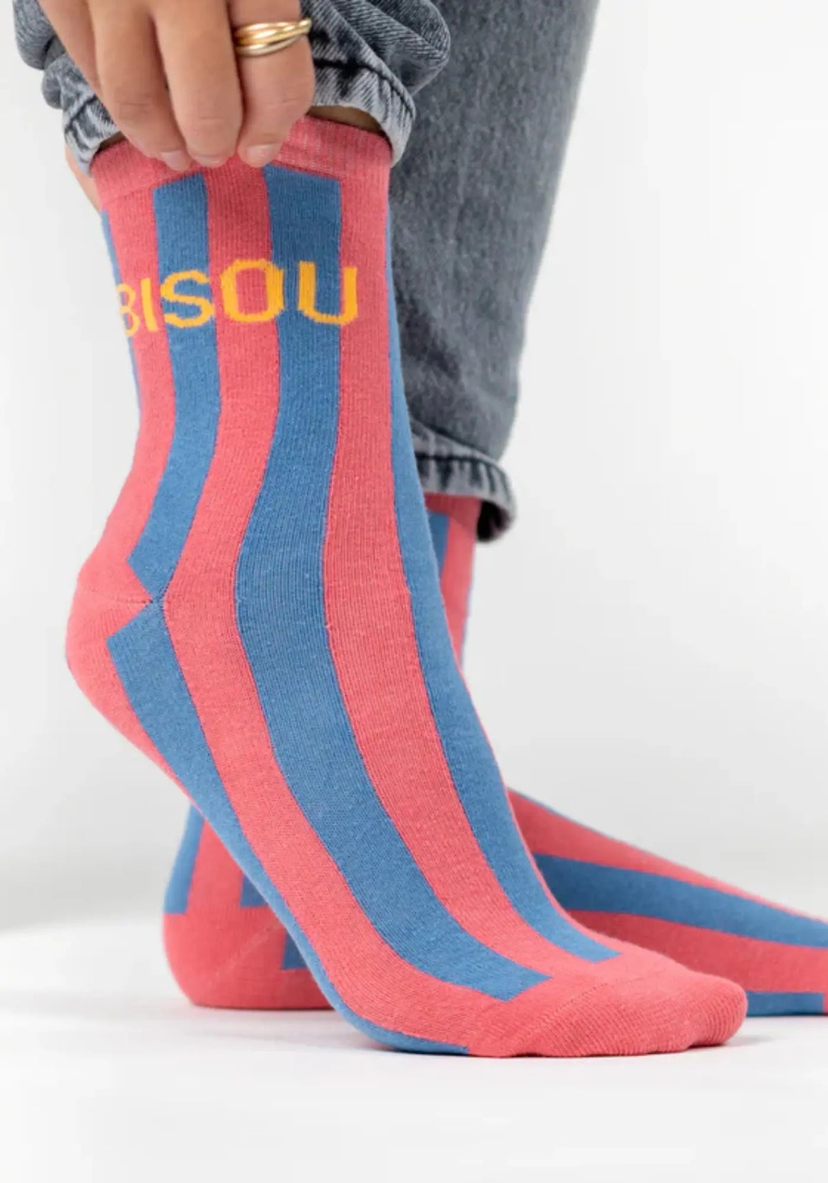 La femme porte les chaussettes rayées Bisou de chez Billy Belt
