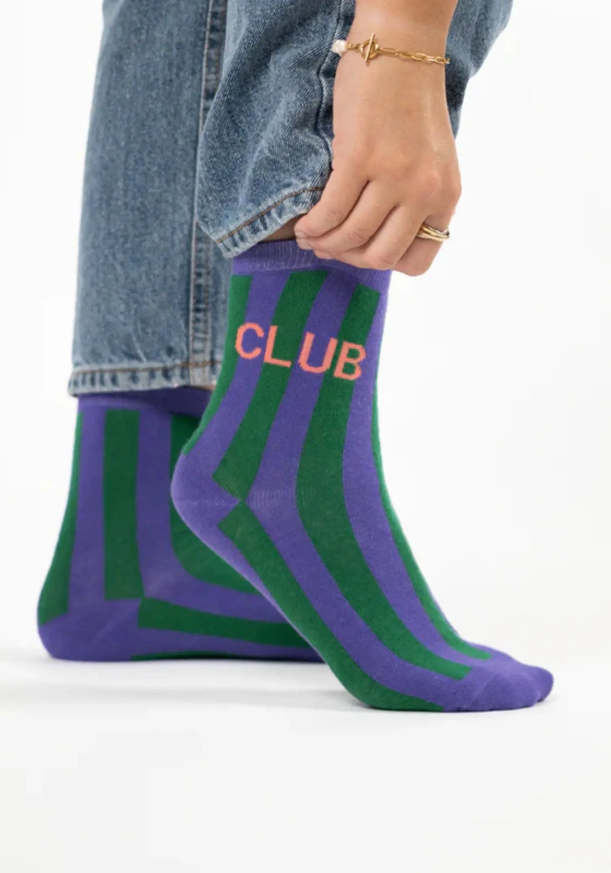 La femme porte les chaussettes rayées Club de chez Billy Belt