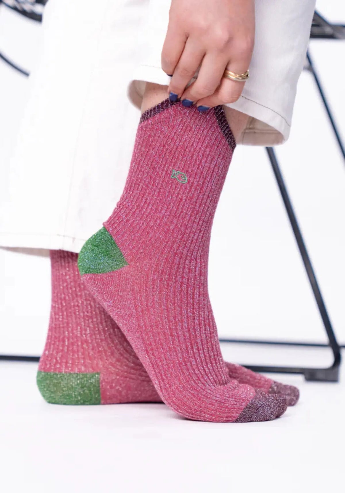 La femme porte les chaussettes intage pailletées vieux rose de chez Billybelt
