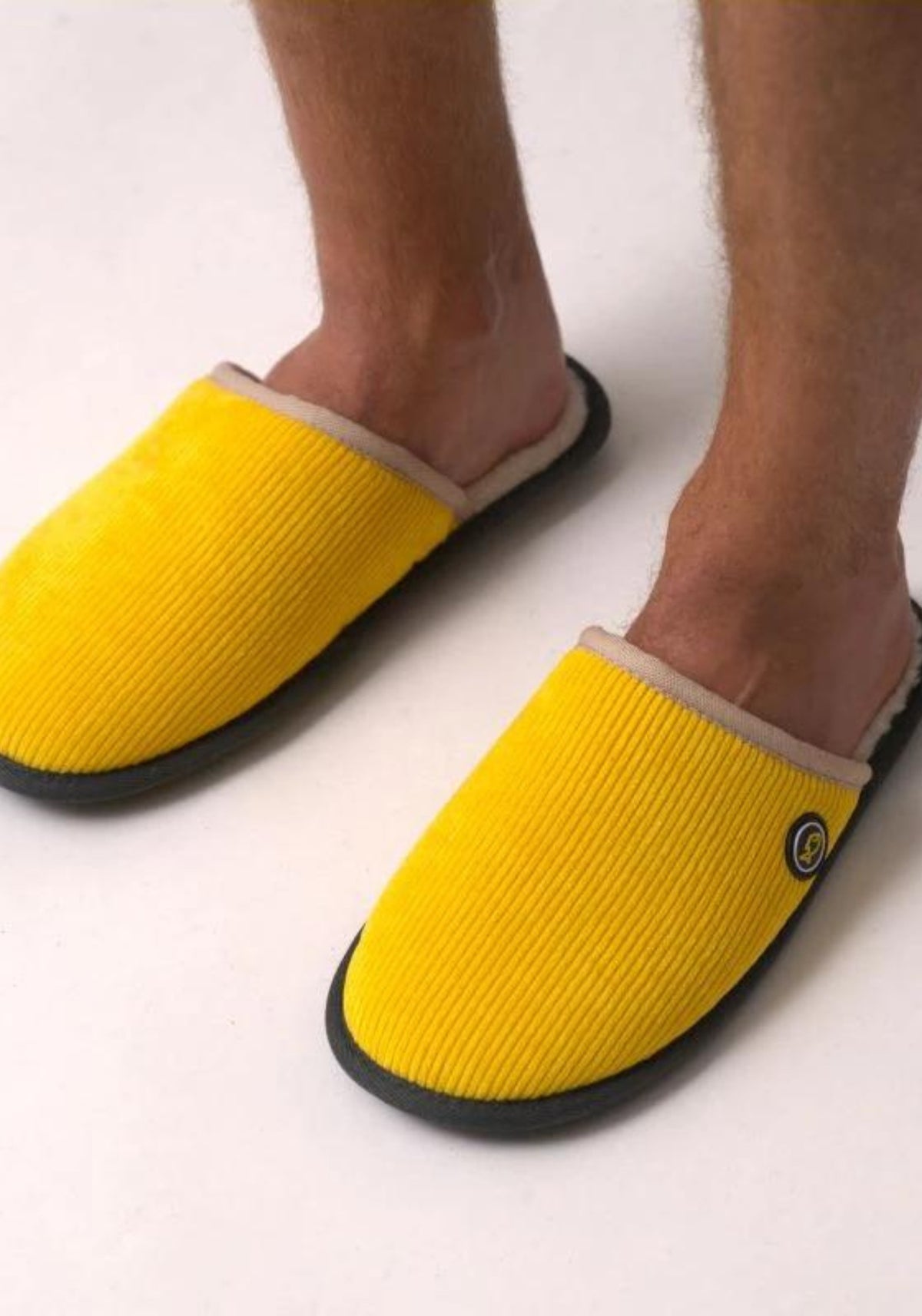 Zoom sur l'homme qui porte les chaussons en velours jaune de chez Billybelt