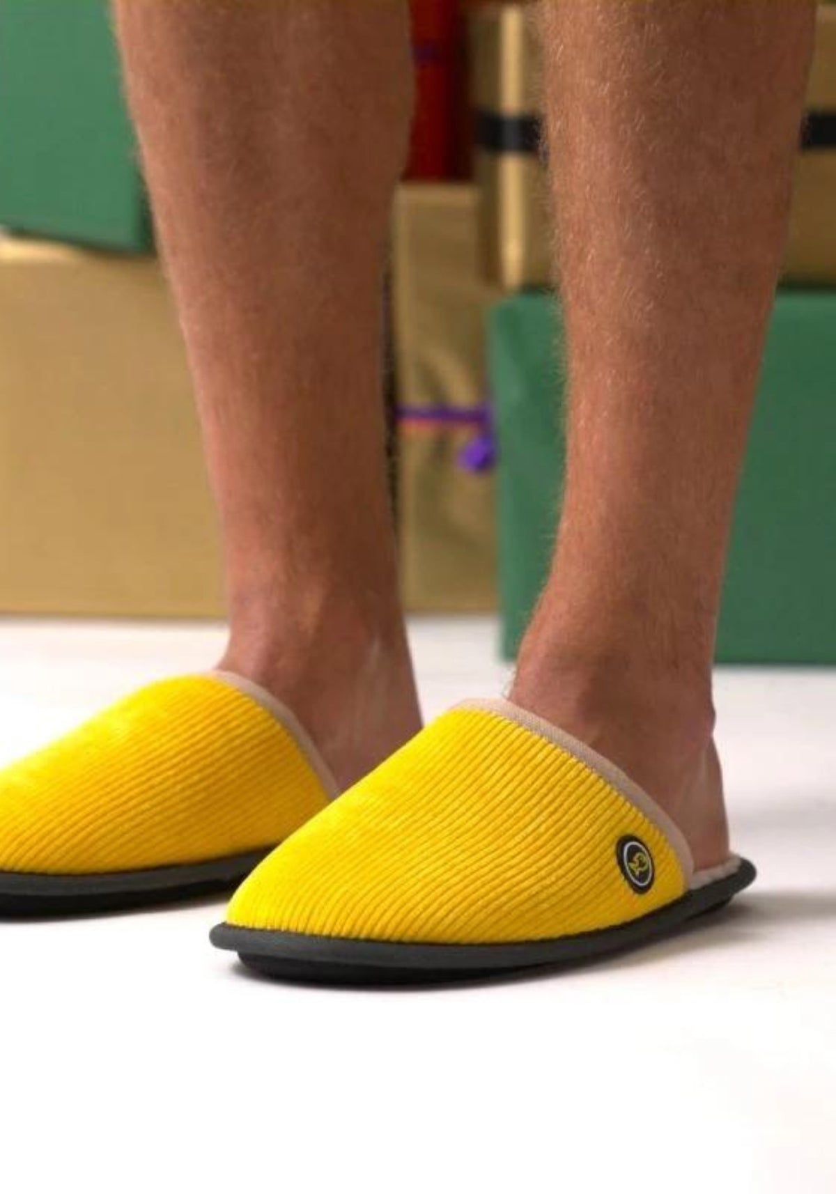 L'homme porte les chaussons en velours jaune de chez Billybelt