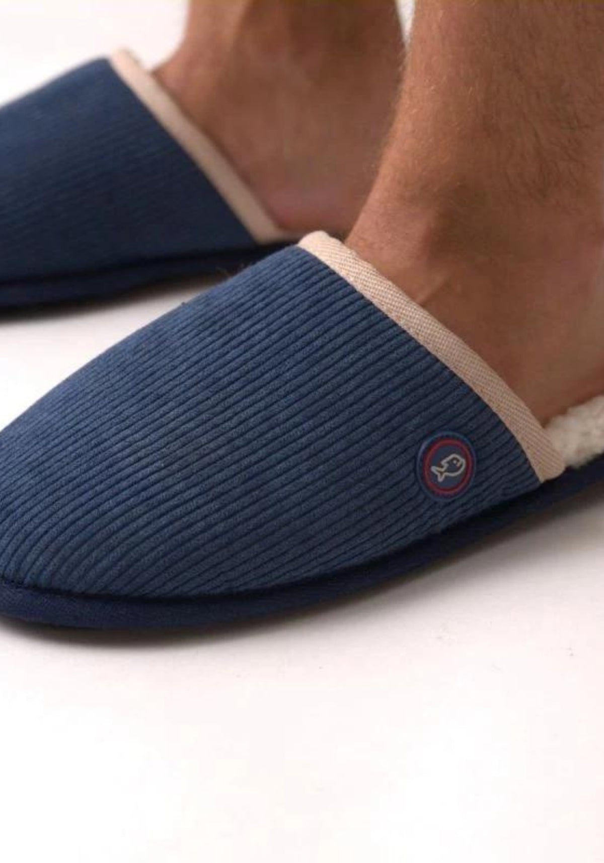 Zoom sur l'homme qui porte les chaussons en velours marine de chez Billybelt
